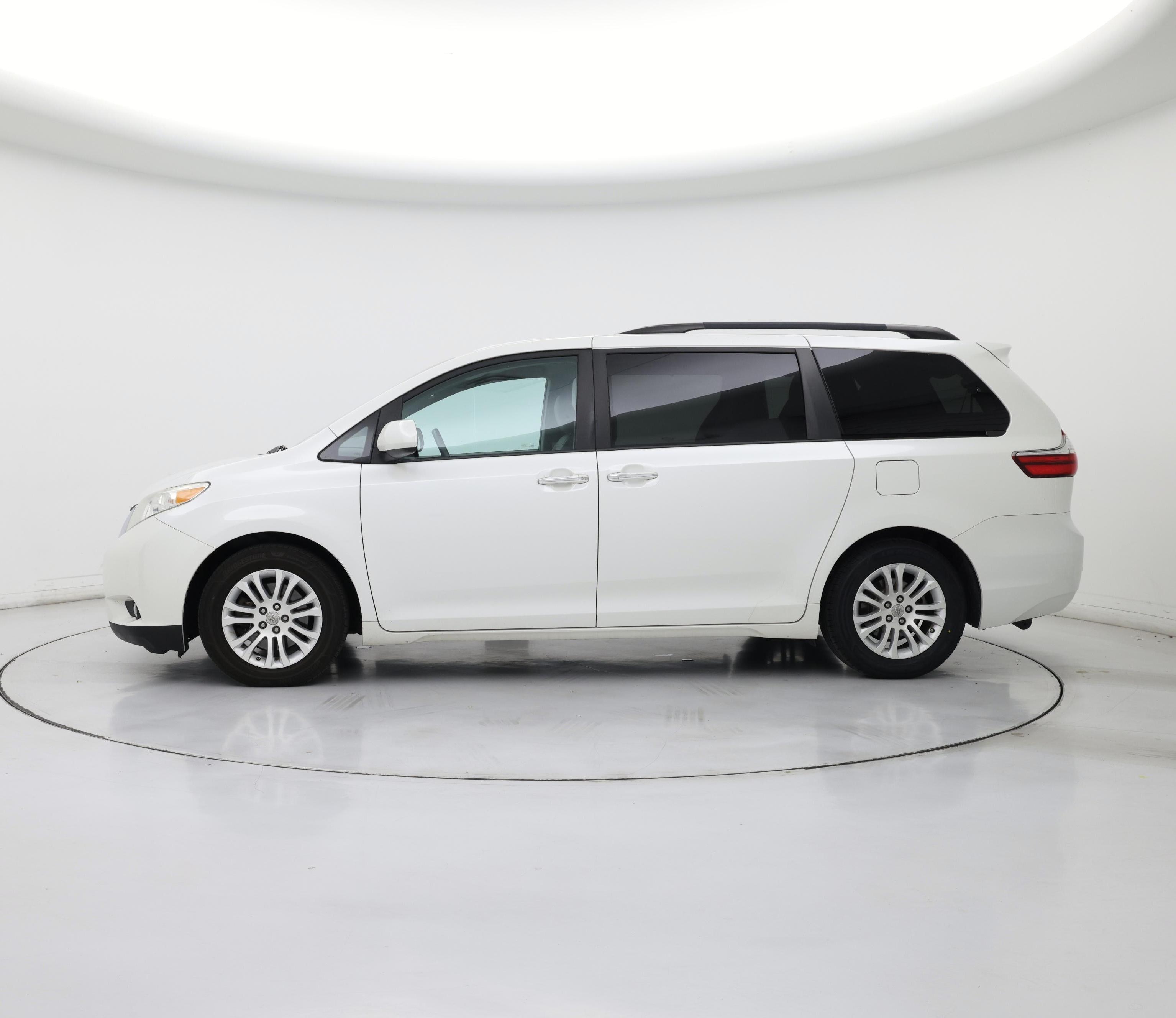 Thumbnail: 2015 Toyota Sienna - 3