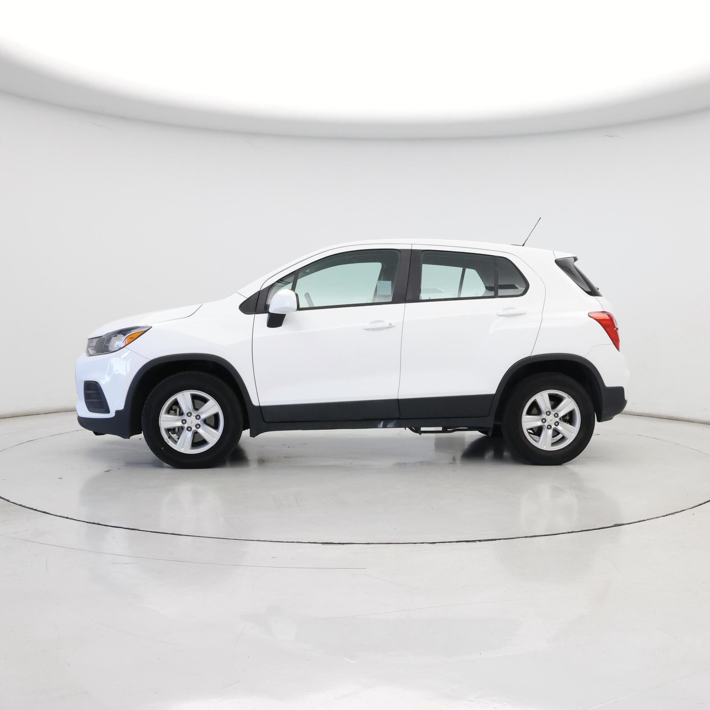 Thumbnail: 2017 Chevrolet Trax - 3