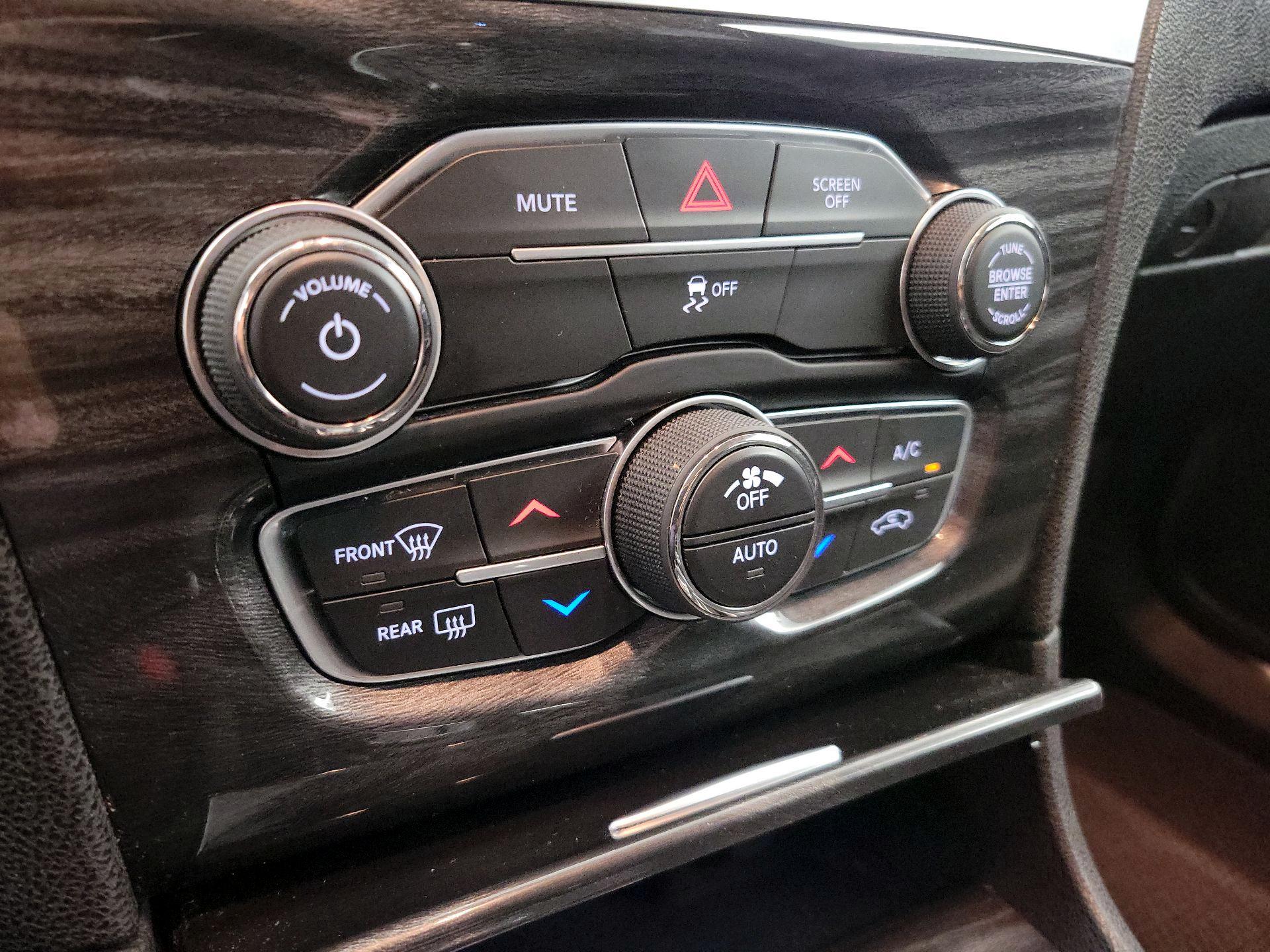 Thumbnail: 2019 Chrysler 300 - 16