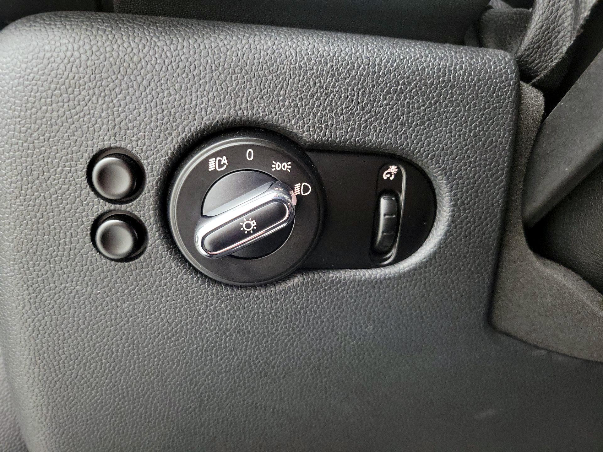 Thumbnail: 2015 MINI Cooper Hardtop - 13