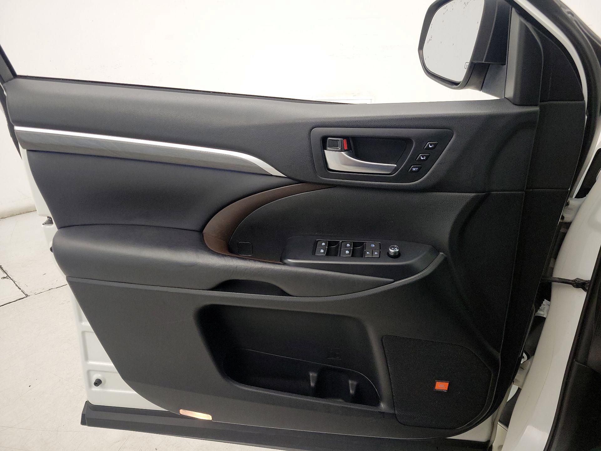 Thumbnail: 2019 Toyota Highlander - 12