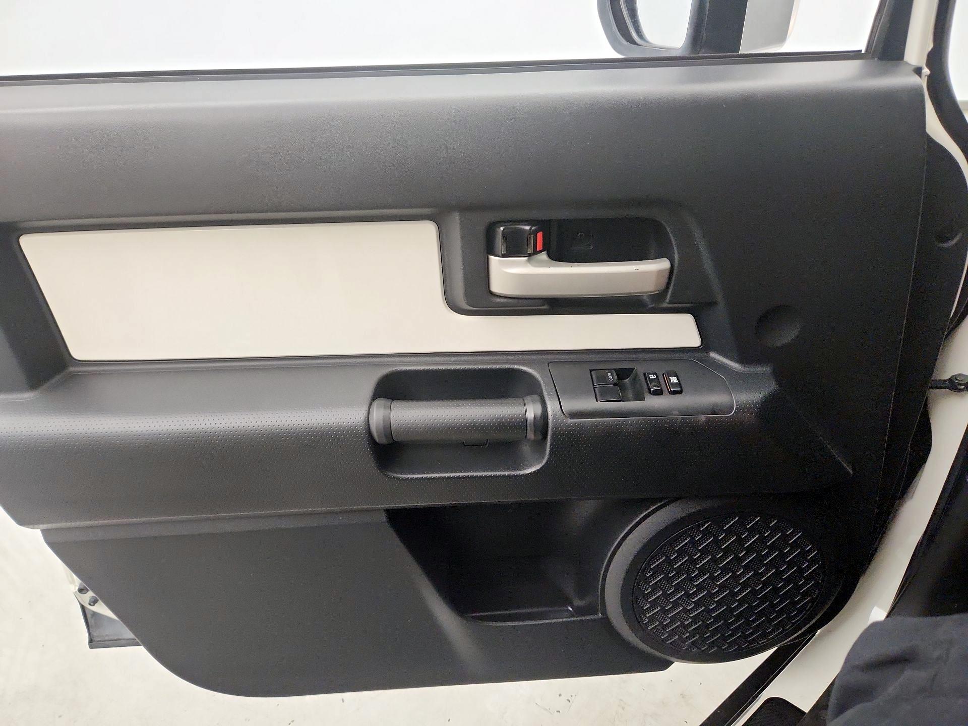 Thumbnail: 2014 Toyota FJ Cruiser - 12