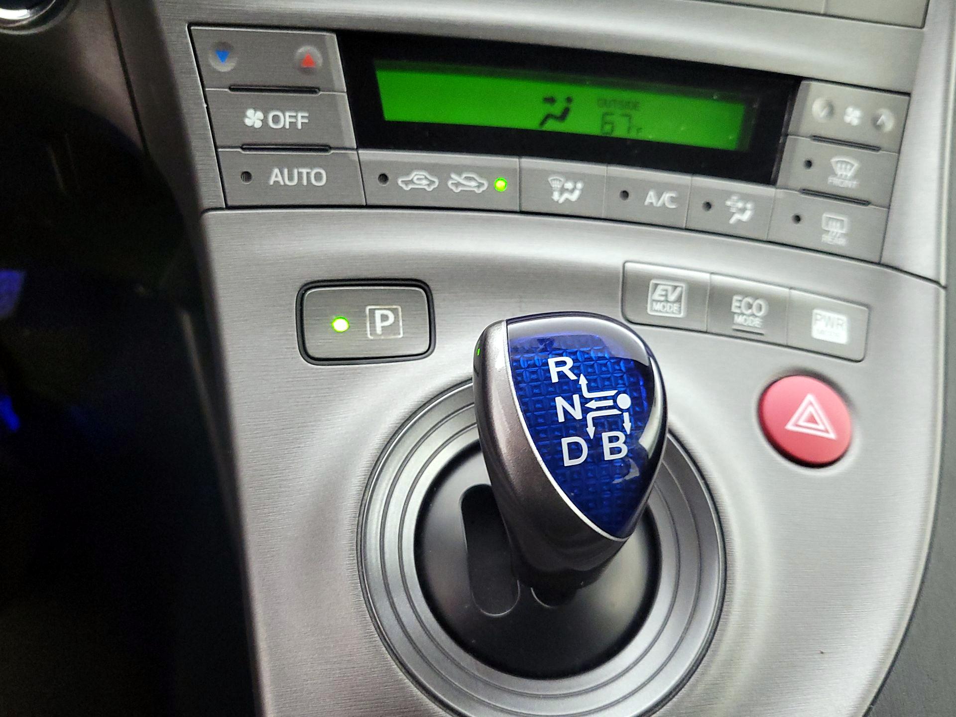 Thumbnail: 2015 Toyota Prius - 17