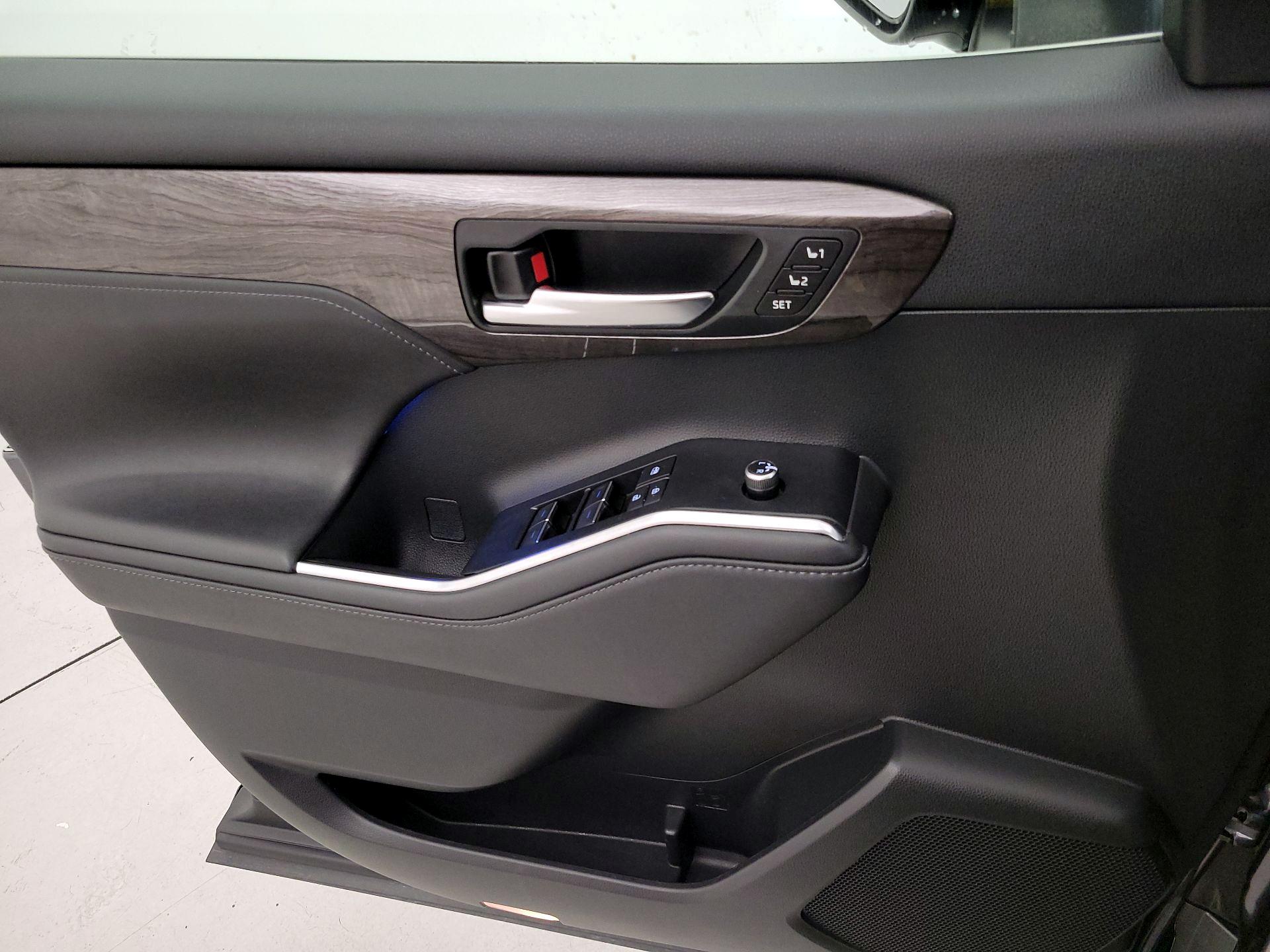 Thumbnail: 2020 Toyota Highlander - 12