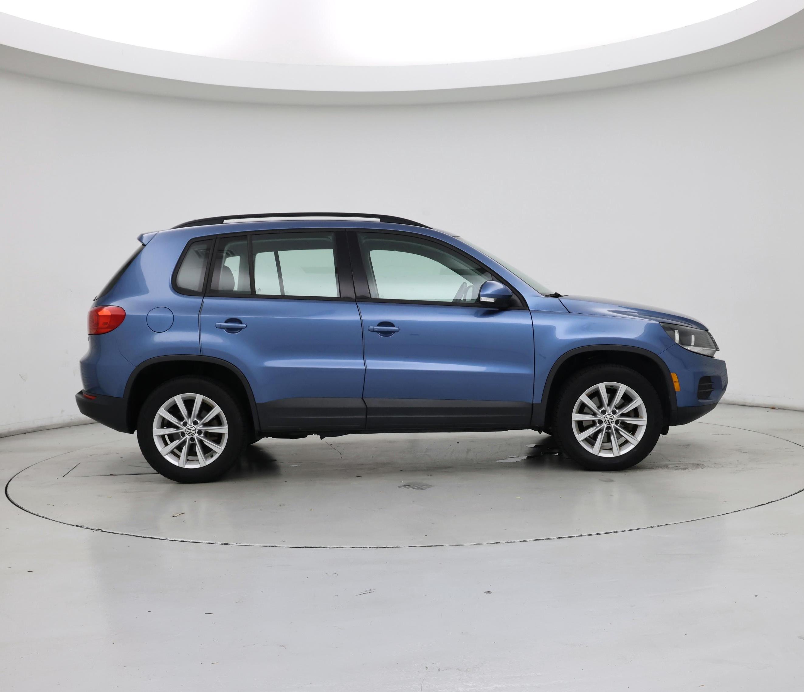 Thumbnail: 2017 Volkswagen Tiguan - 7
