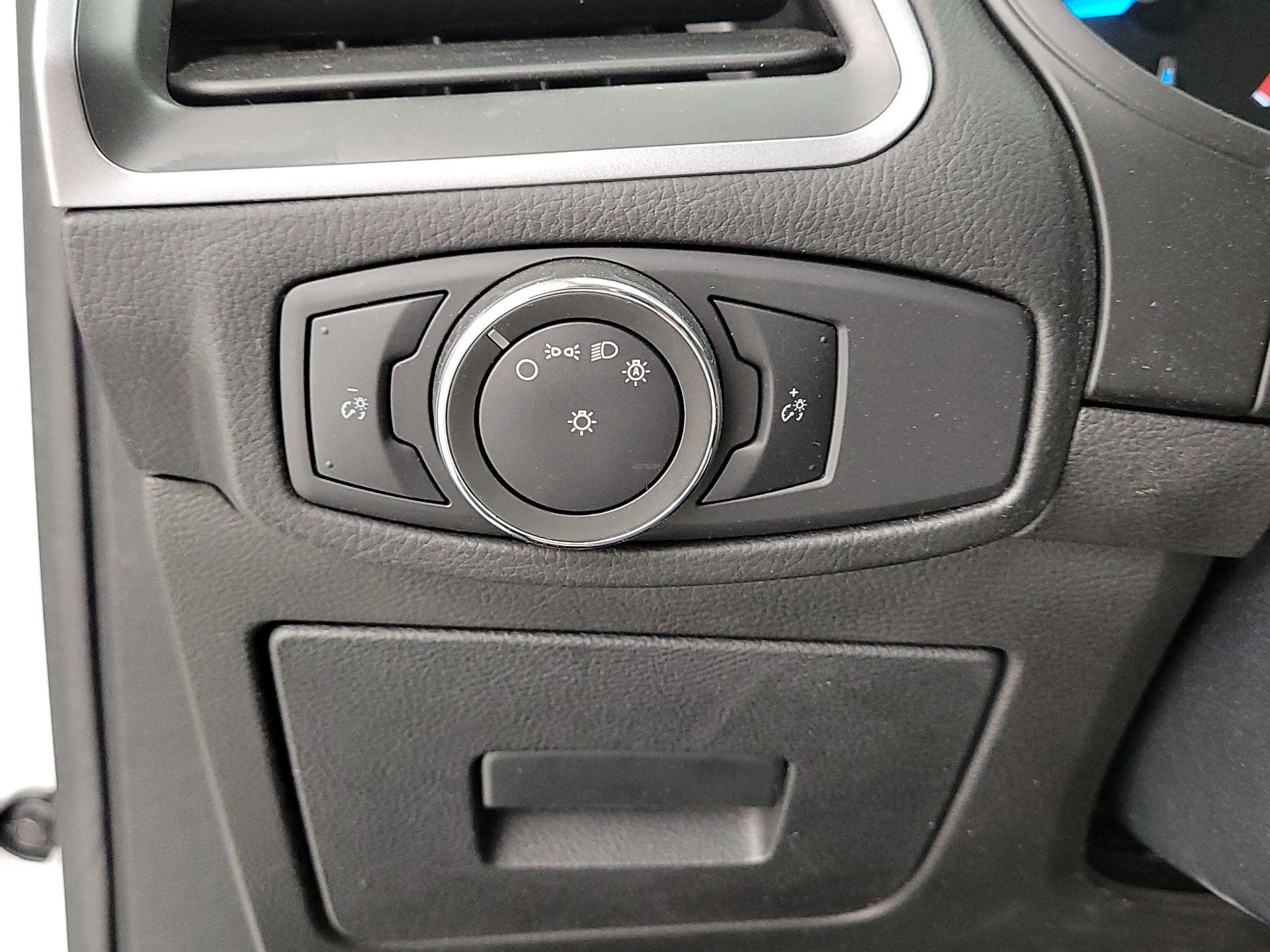 Thumbnail: 2016 Ford Edge - 13
