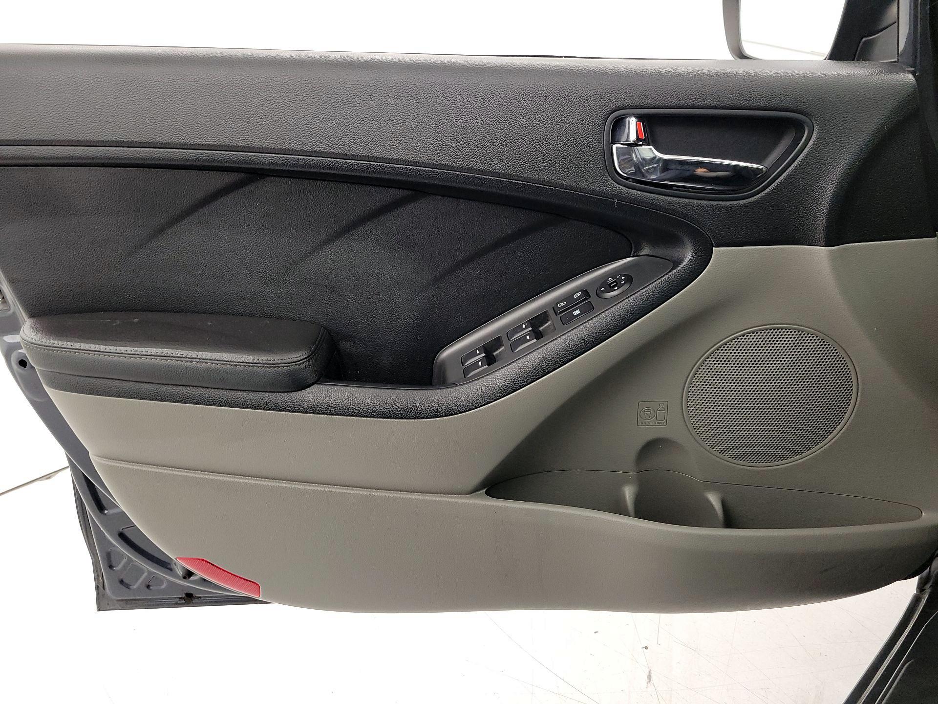 Thumbnail: 2015 Kia Forte - 12