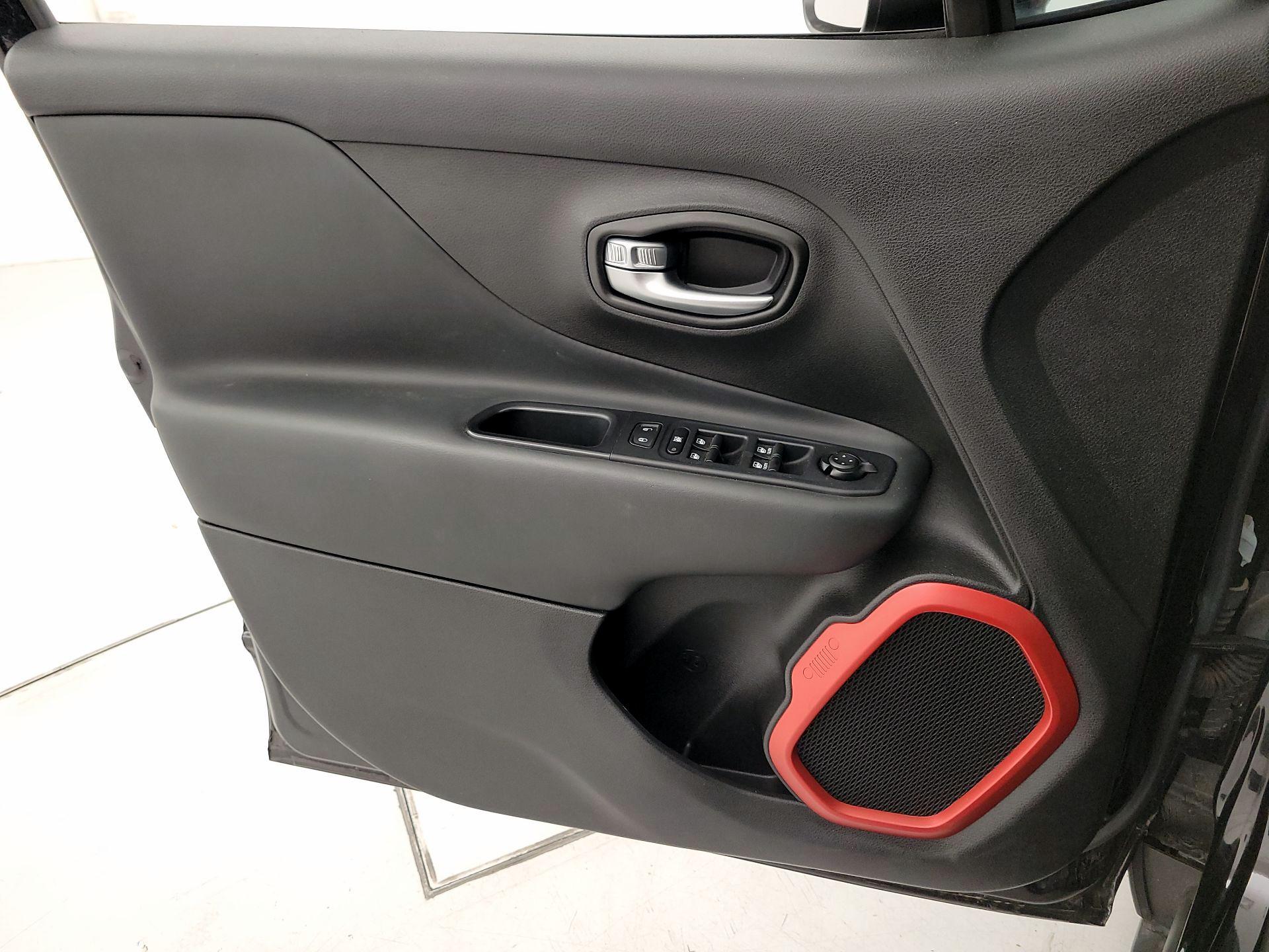 Thumbnail: 2019 Jeep Renegade - 12