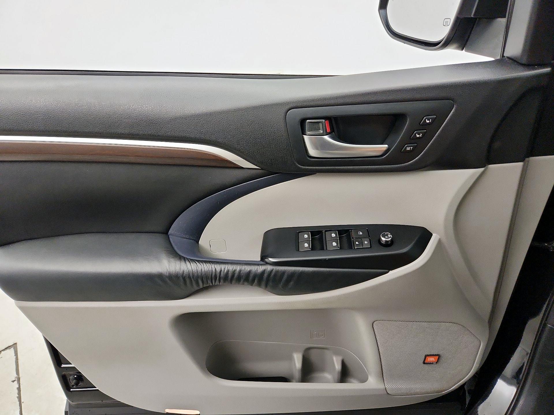 Thumbnail: 2015 Toyota Highlander - 12