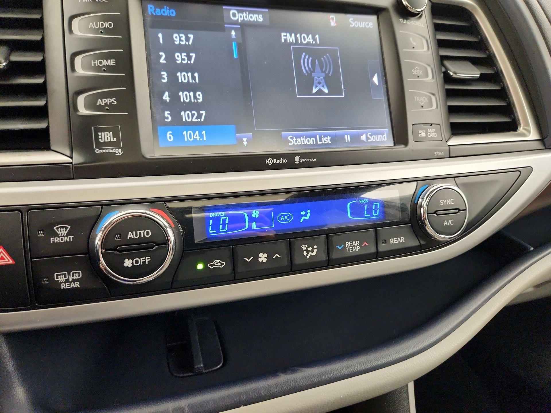 Thumbnail: 2015 Toyota Highlander - 16
