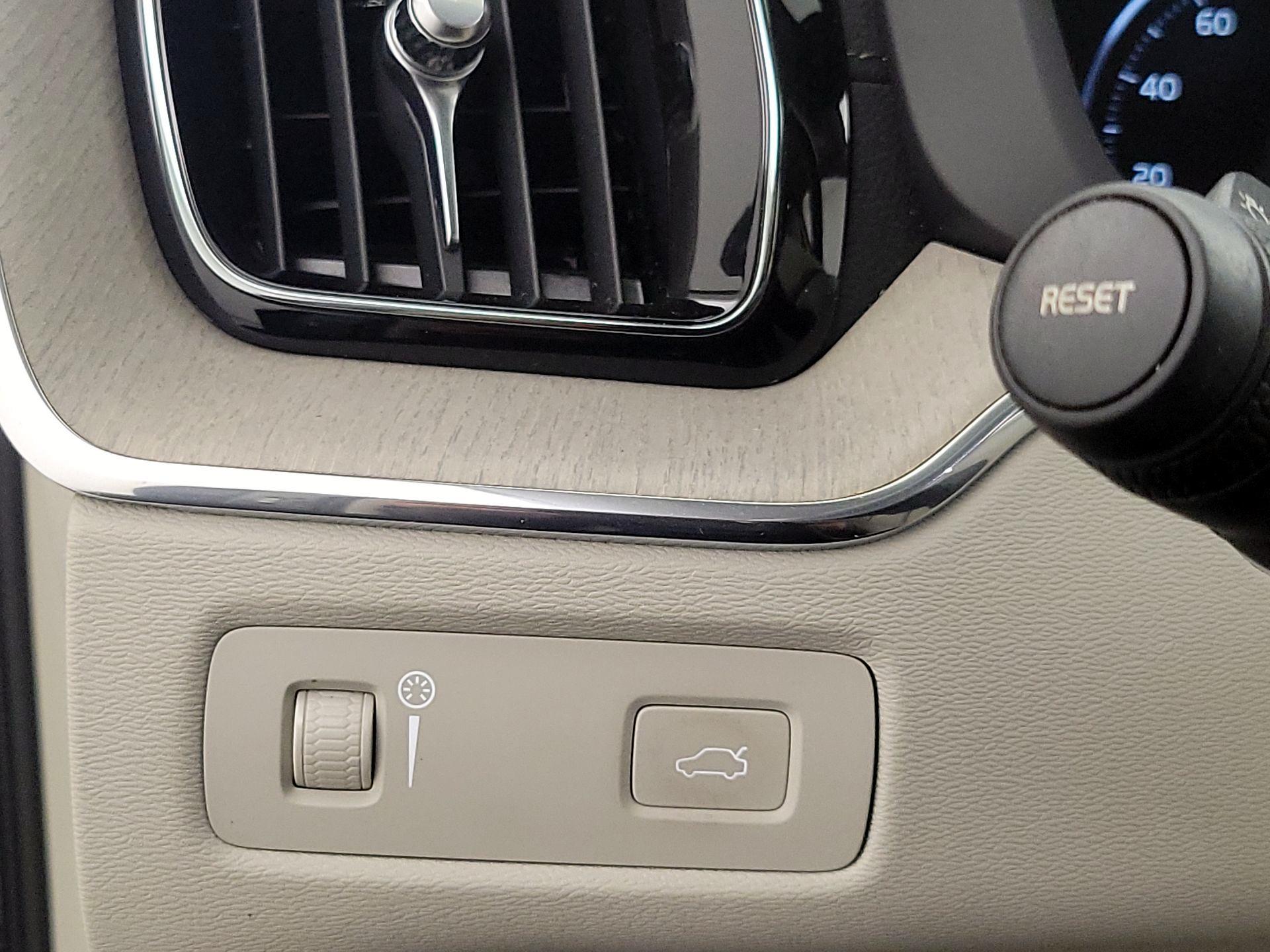 Thumbnail: 2021 Volvo XC60 - 13