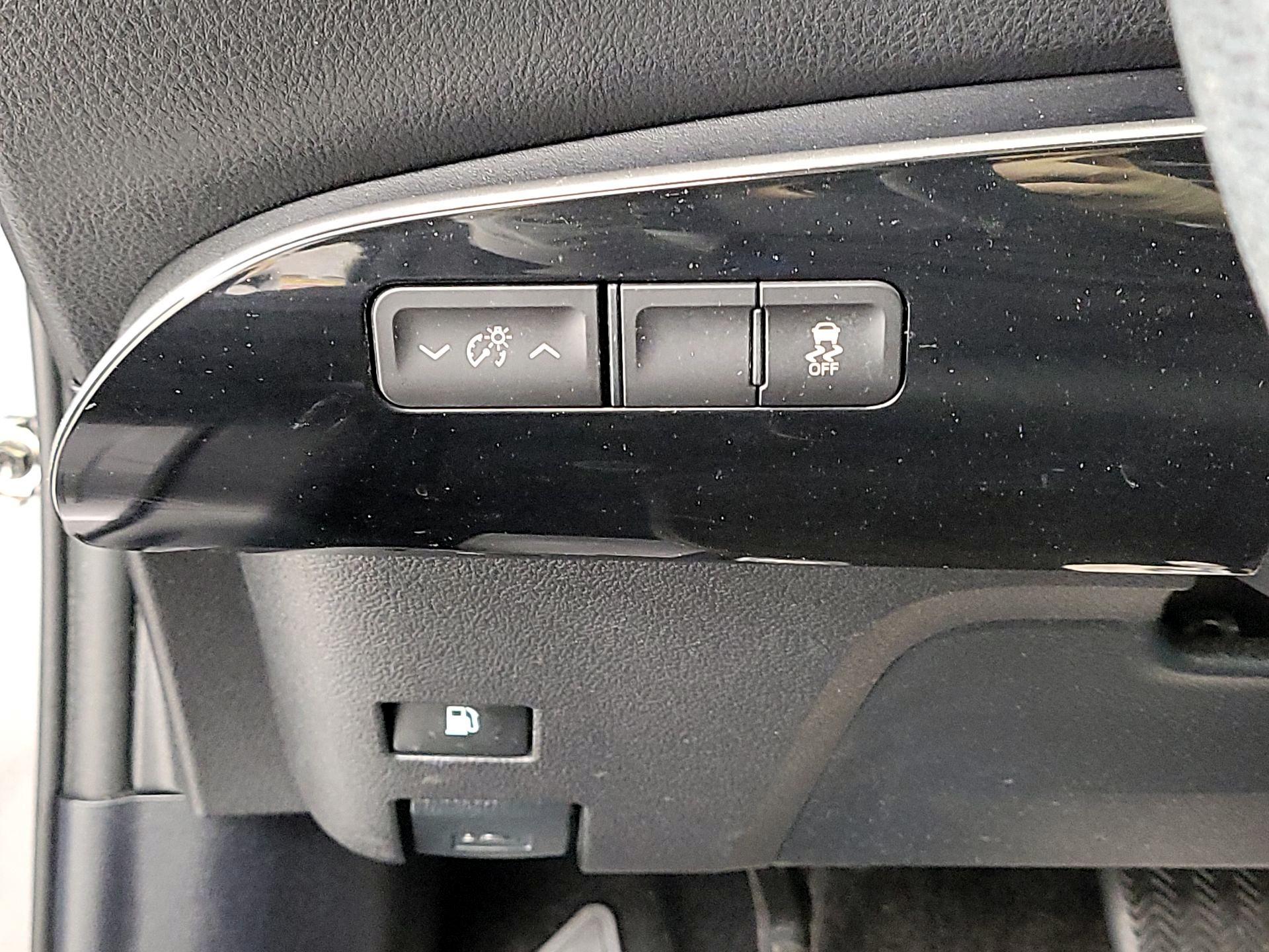 Thumbnail: 2016 Toyota Prius - 13