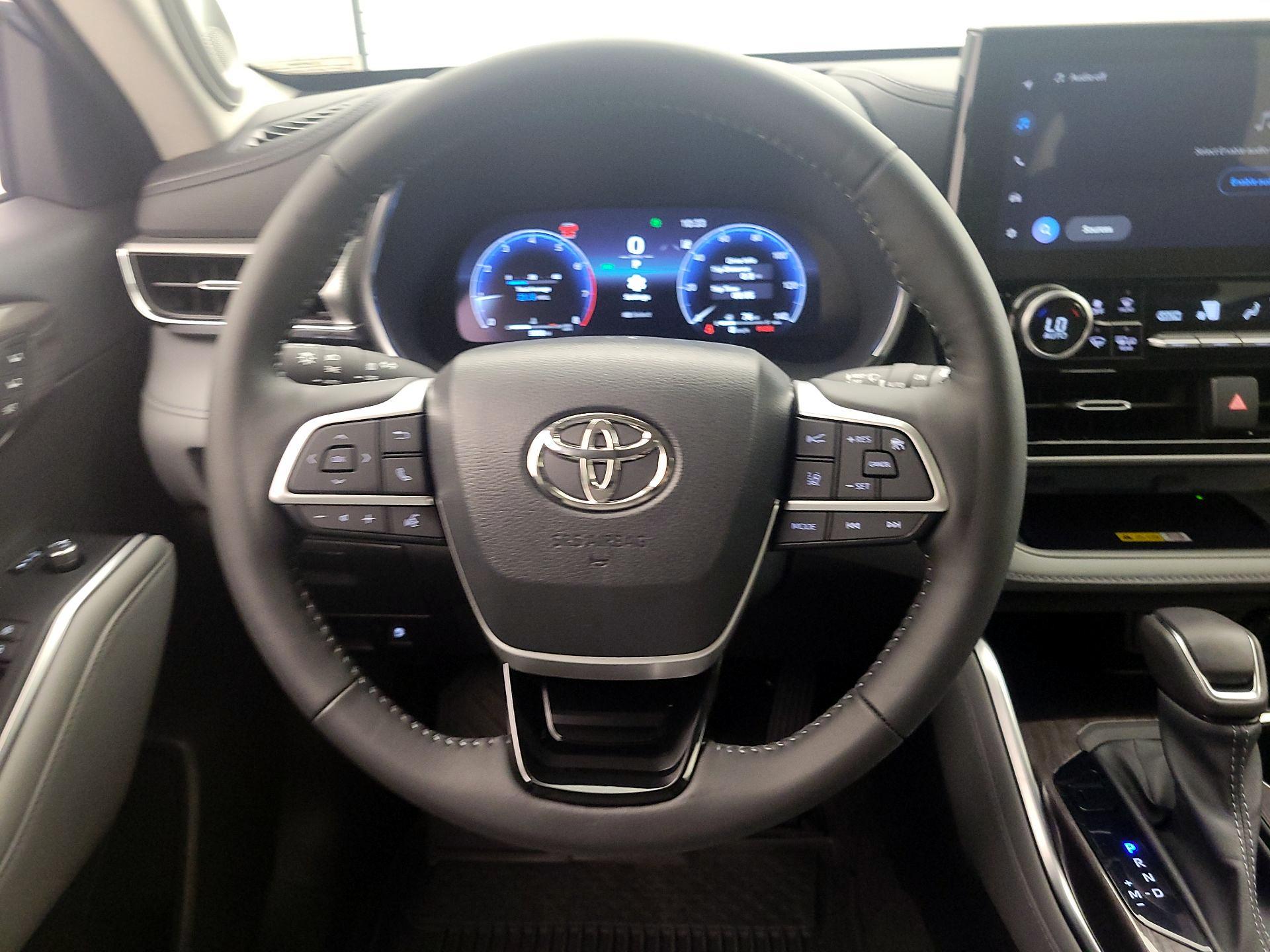 Thumbnail: 2023 Toyota Highlander - 10