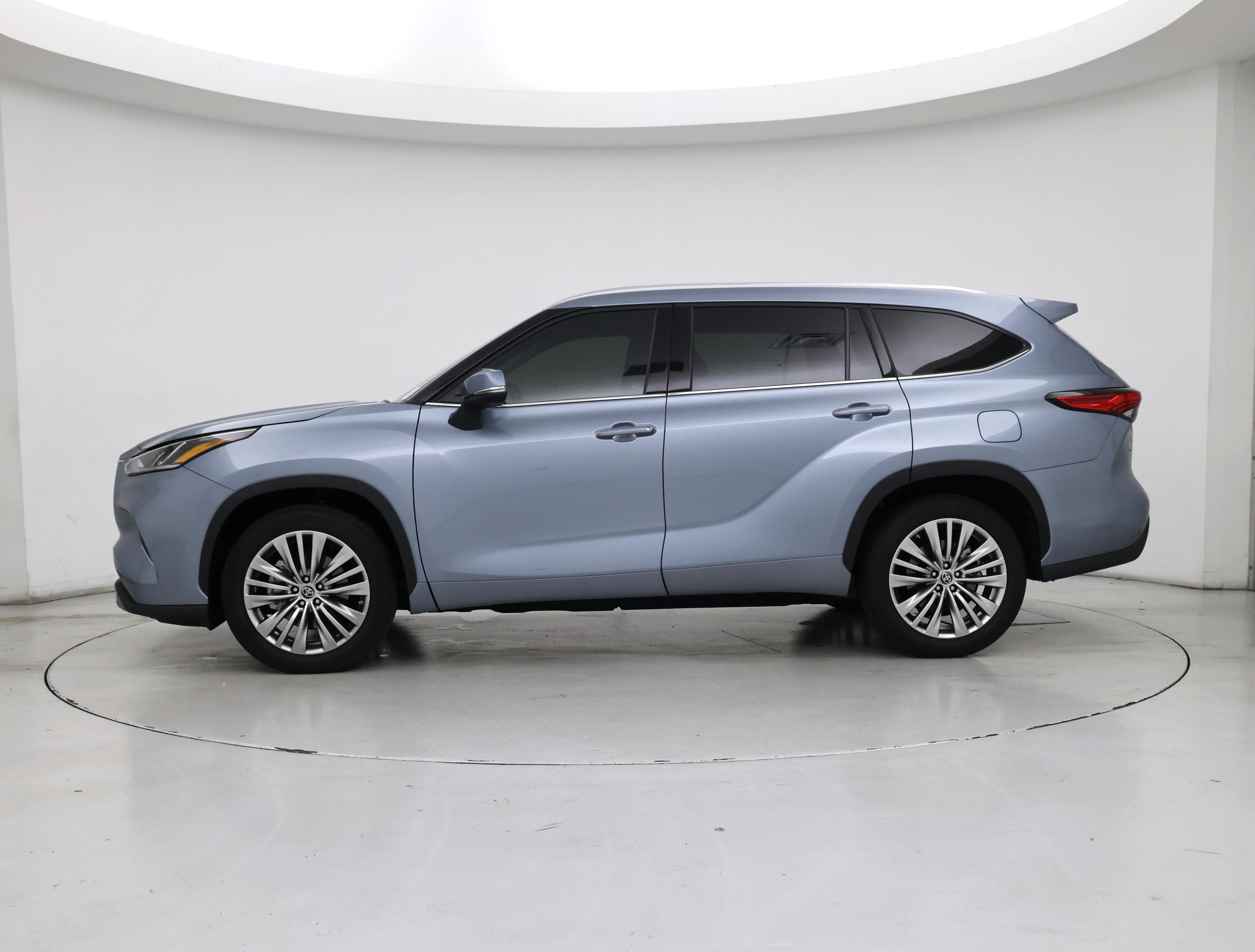 Thumbnail: 2023 Toyota Highlander - 3