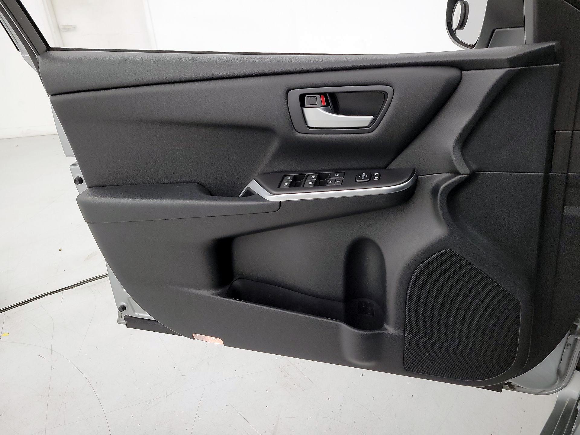 Thumbnail: 2016 Toyota Camry - 12