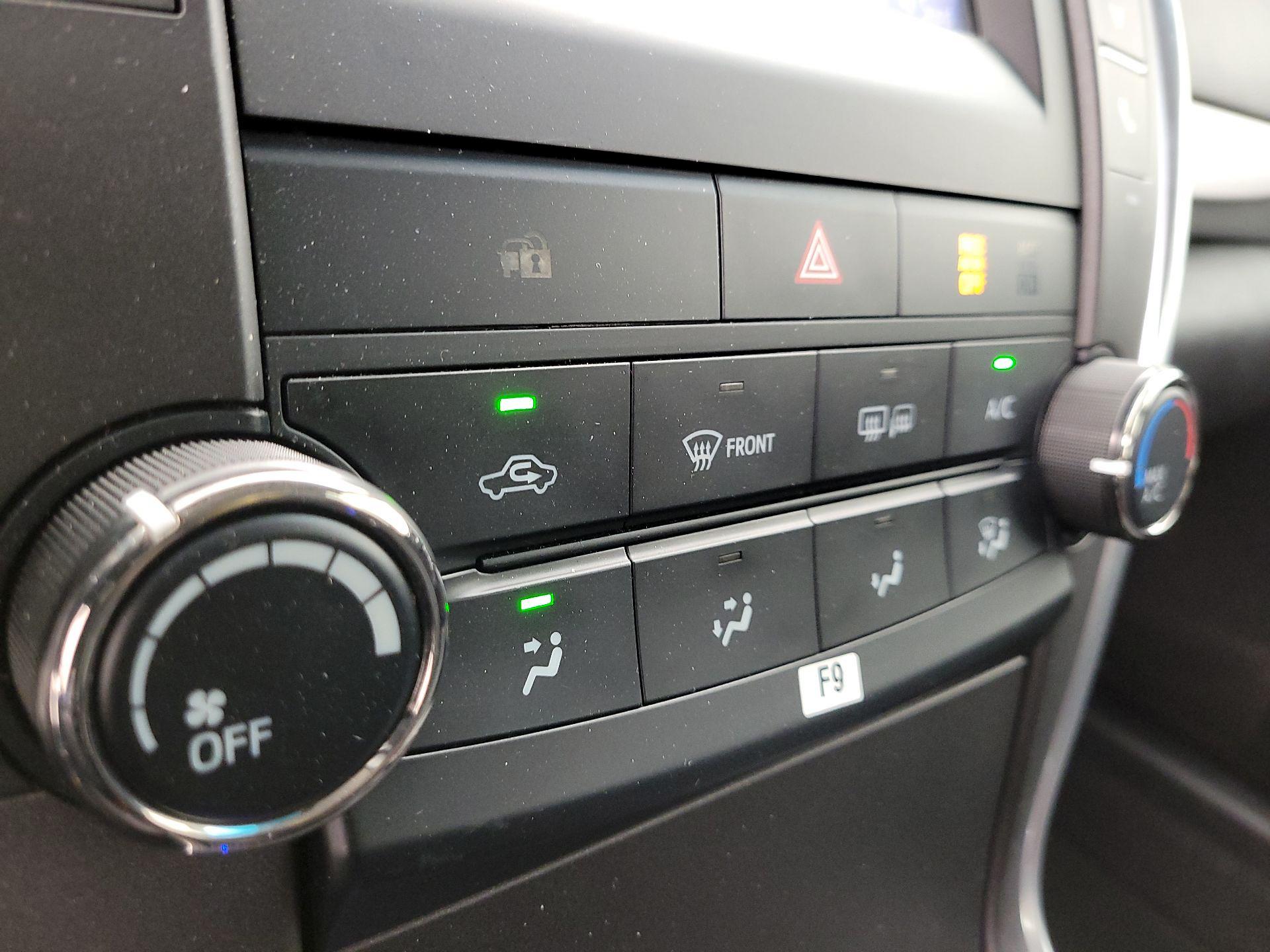 Thumbnail: 2016 Toyota Camry - 16