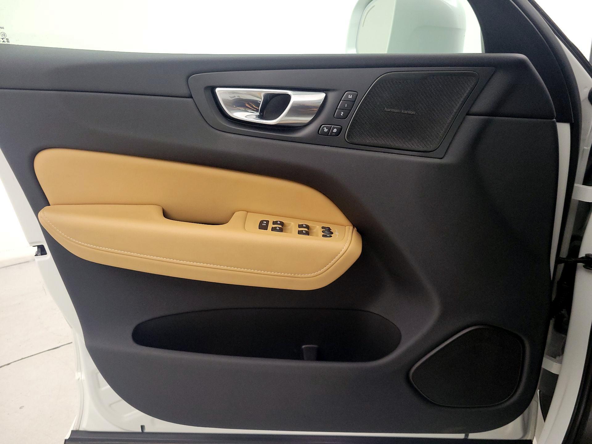 Thumbnail: 2022 Volvo XC60 - 10