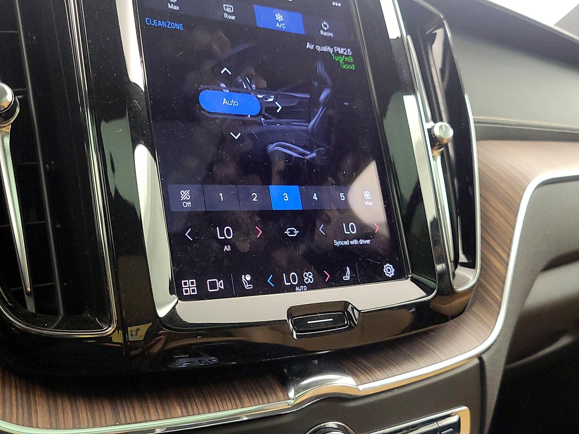 Thumbnail: 2022 Volvo XC60 - 15