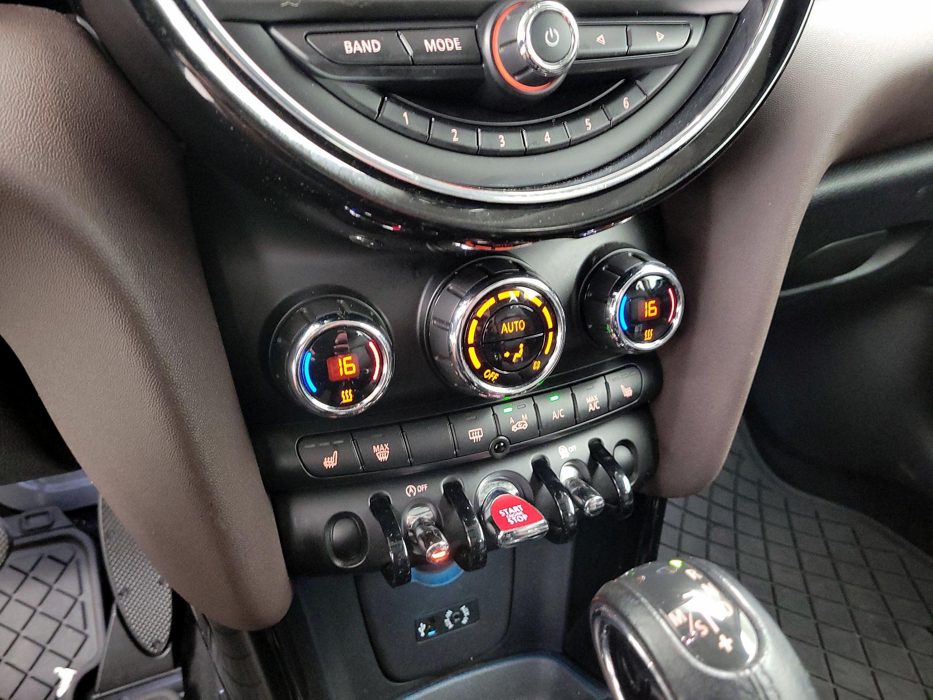 Thumbnail: 2015 MINI Cooper Hardtop - 17