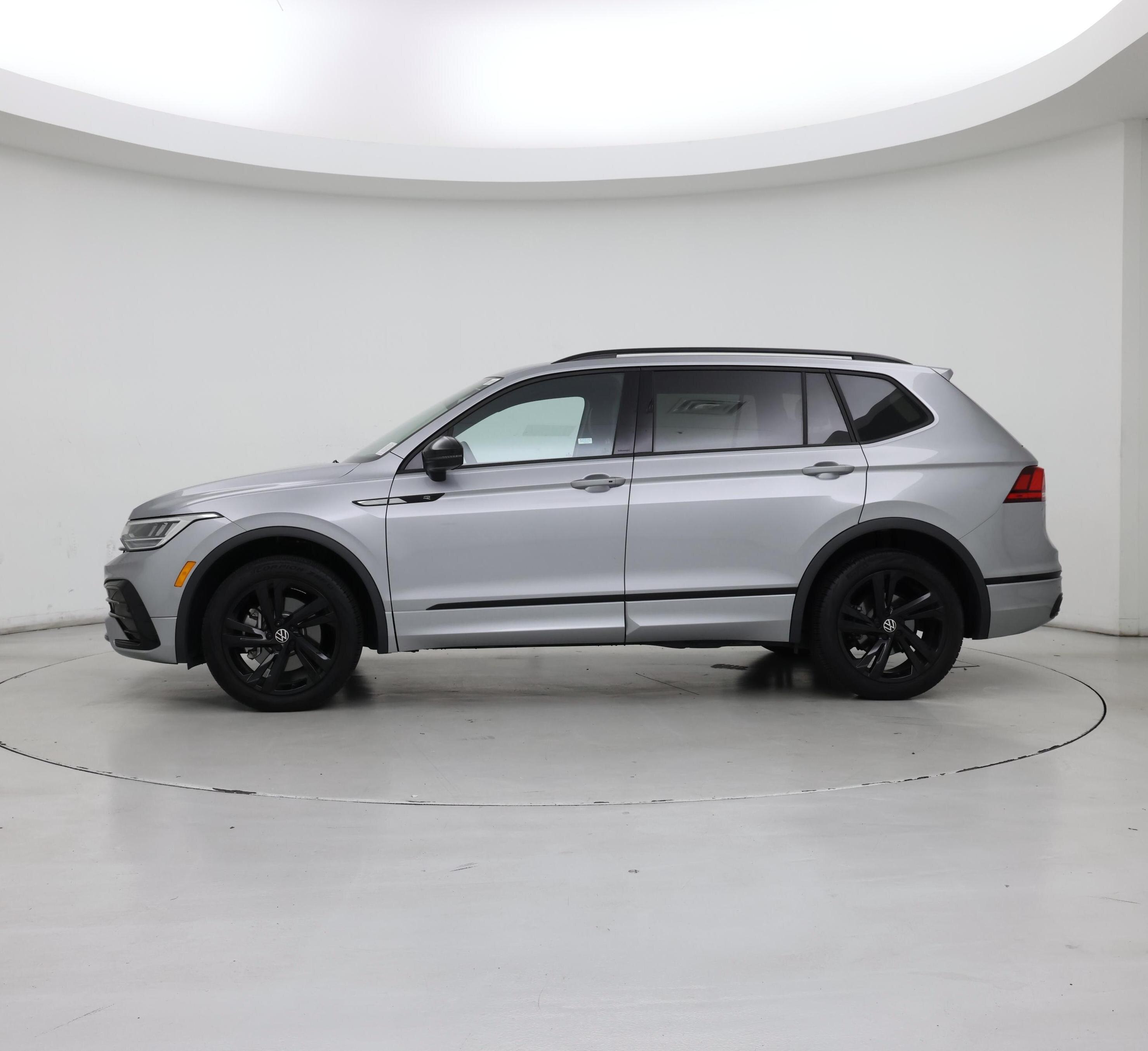 Thumbnail: 2023 Volkswagen Tiguan - 3