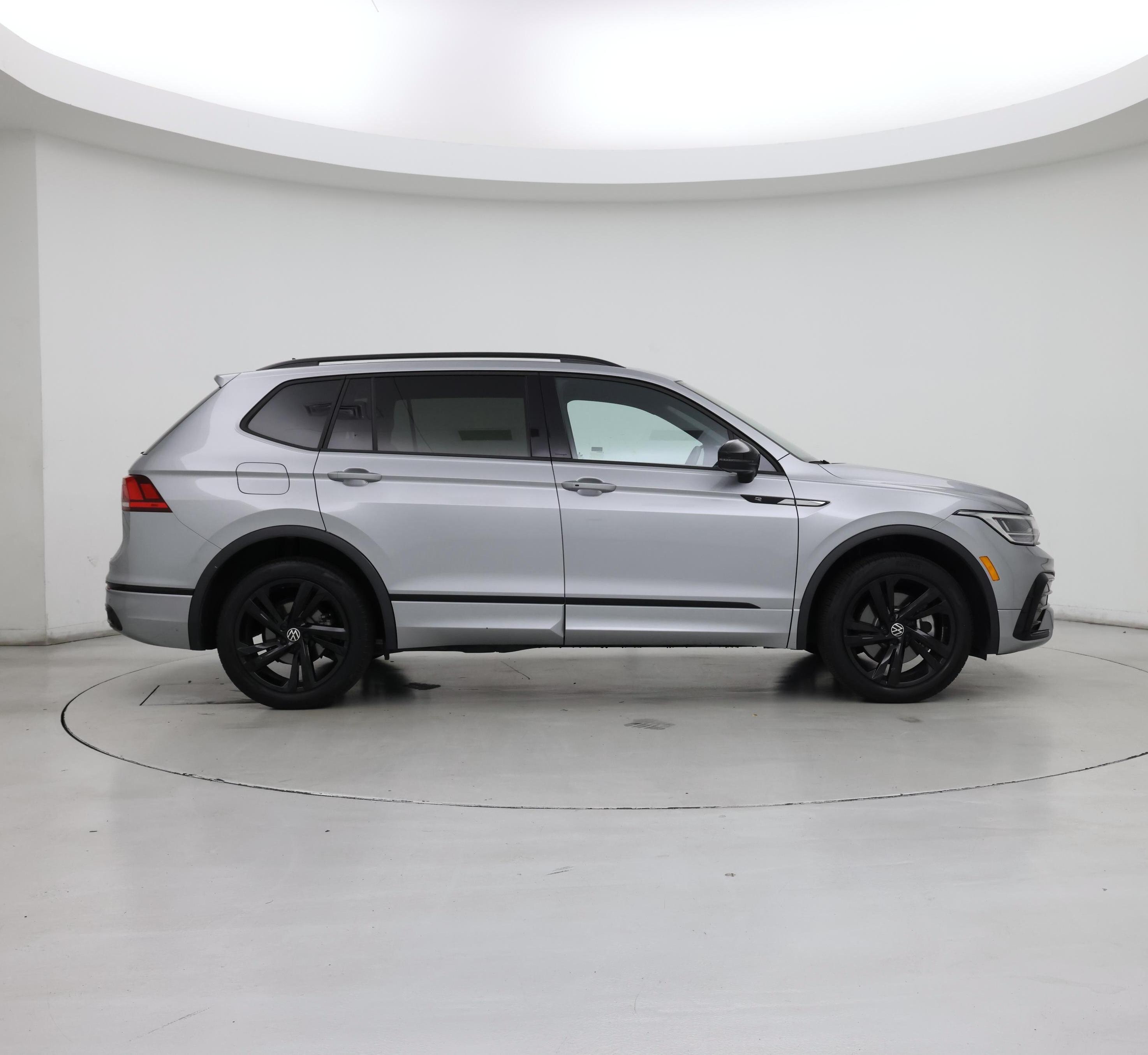 Thumbnail: 2023 Volkswagen Tiguan - 7