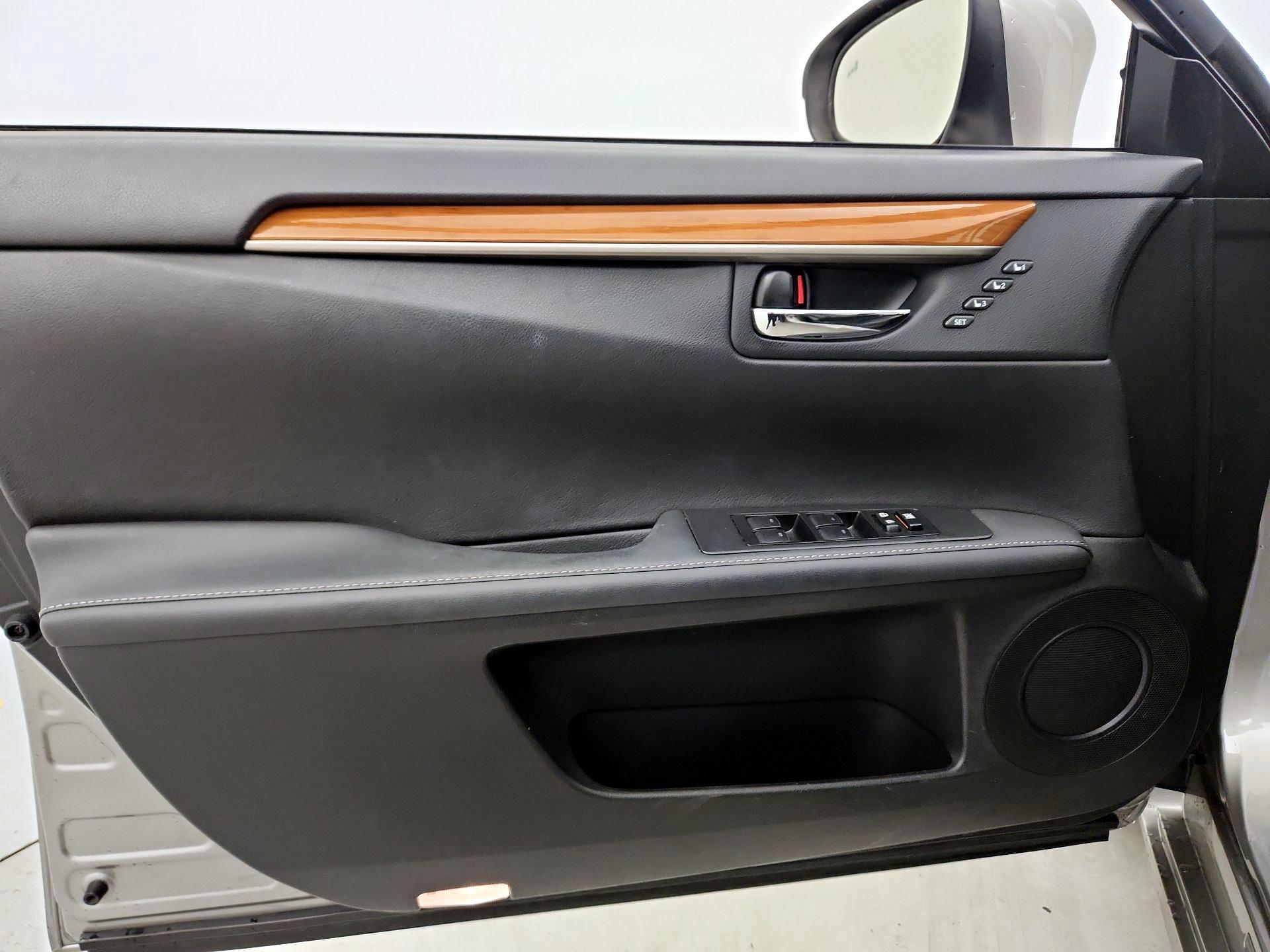 Thumbnail: 2015 Lexus ES - 12