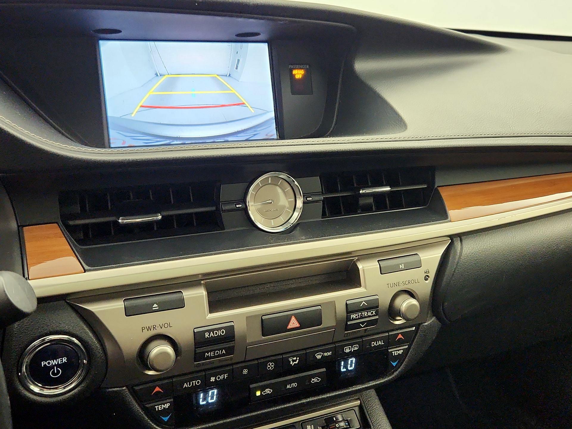 Thumbnail: 2015 Lexus ES - 14