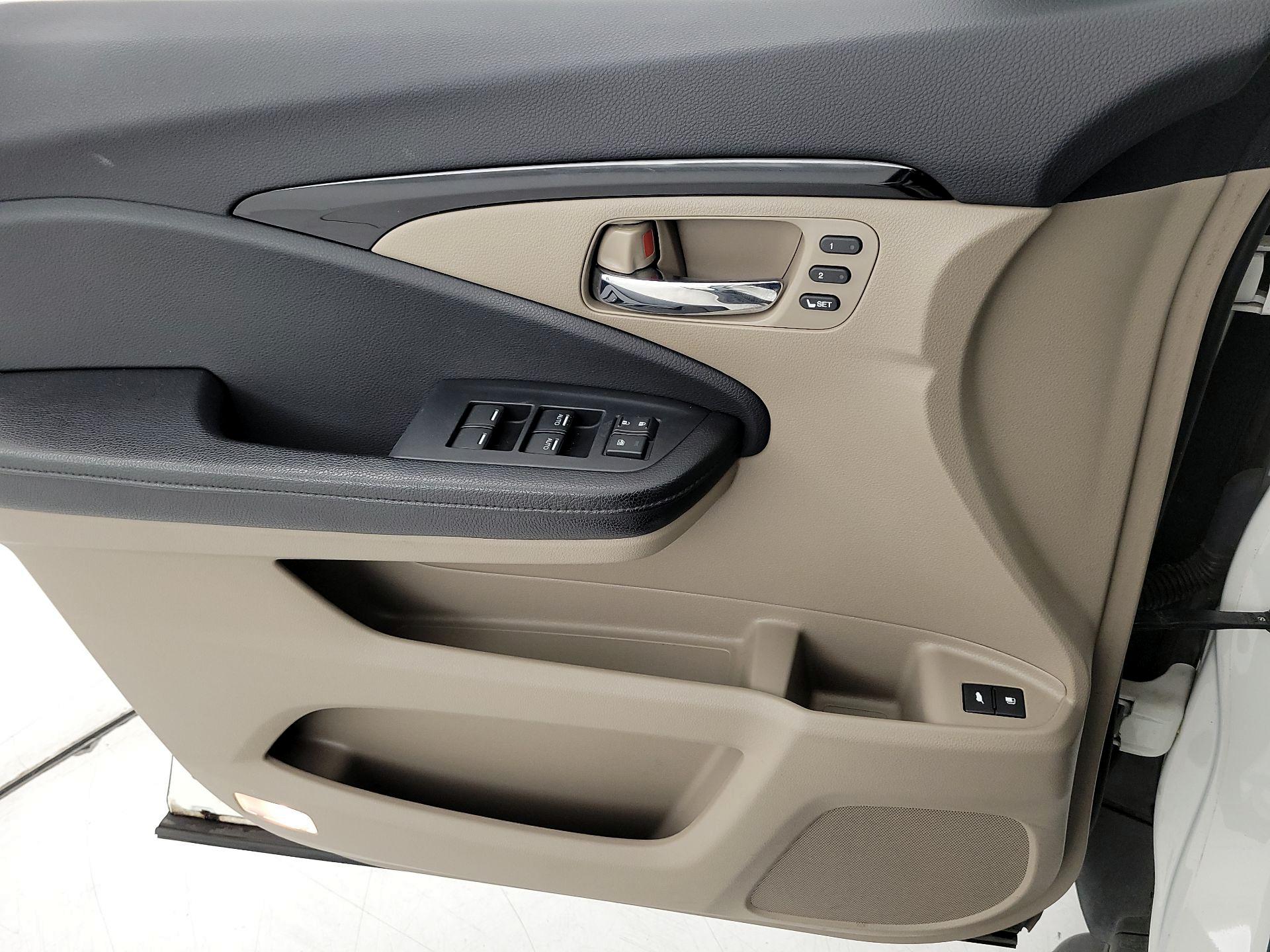 Thumbnail: 2016 Honda Pilot - 12