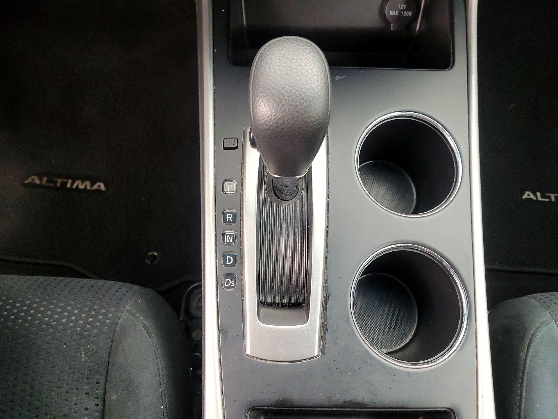 Thumbnail: 2015 Nissan Altima - 16