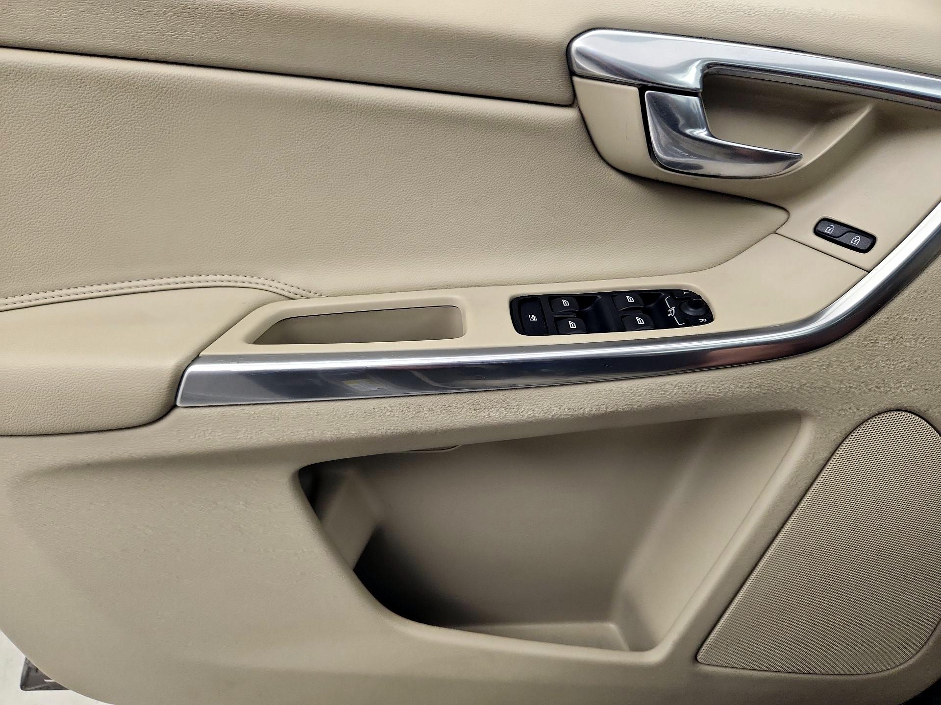 Thumbnail: 2015 Volvo XC60 - 12