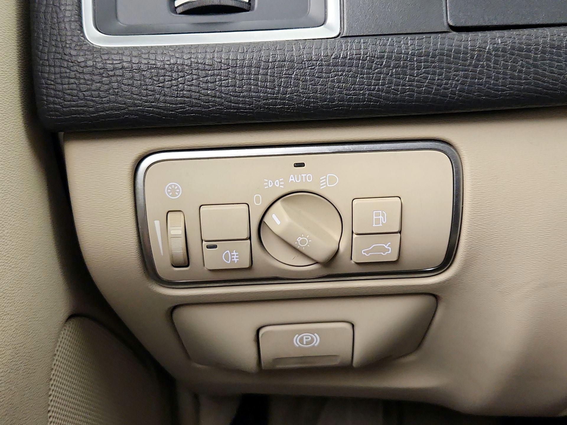 Thumbnail: 2015 Volvo XC60 - 13