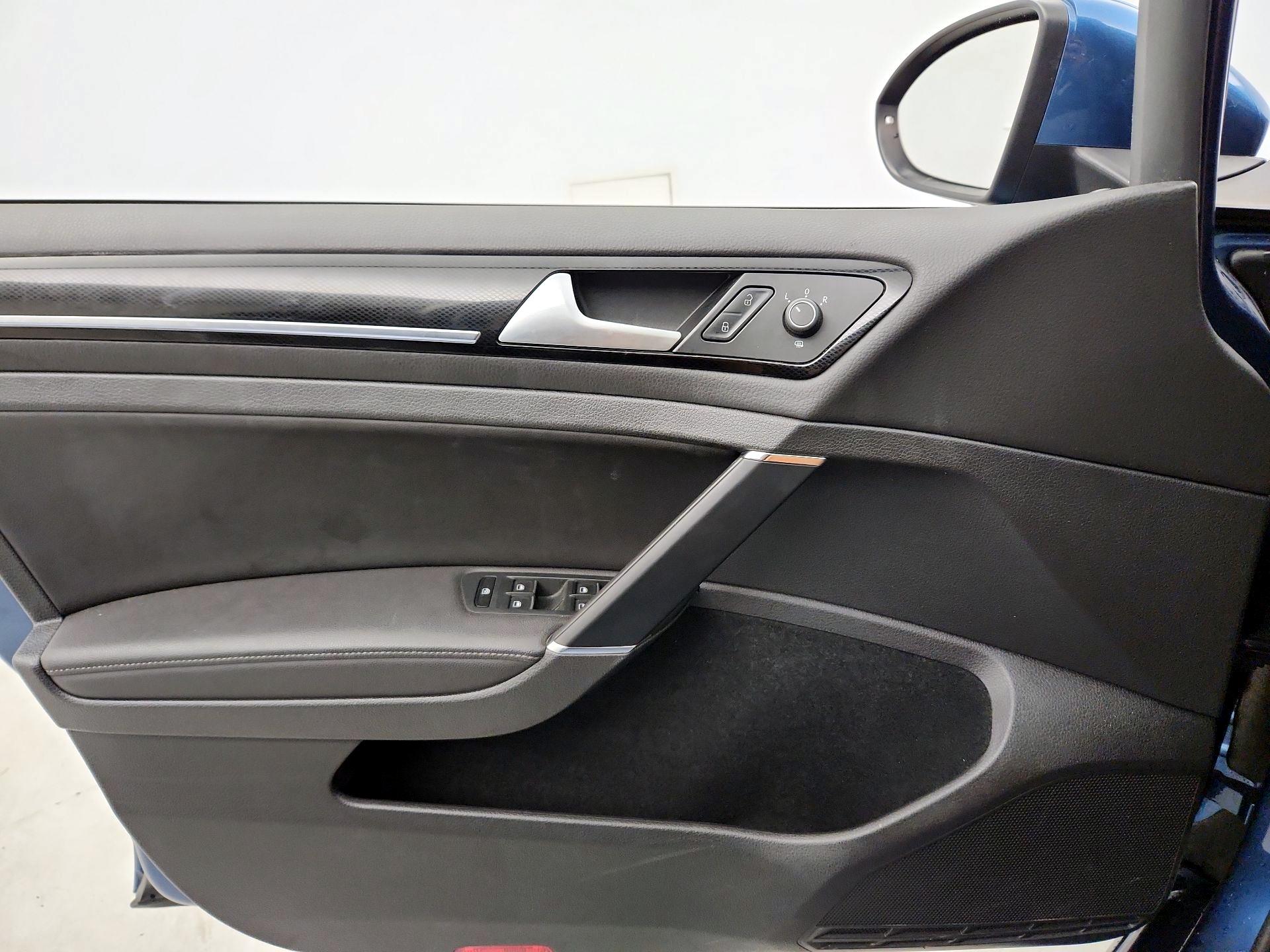 Thumbnail: 2015 Volkswagen Golf - 12