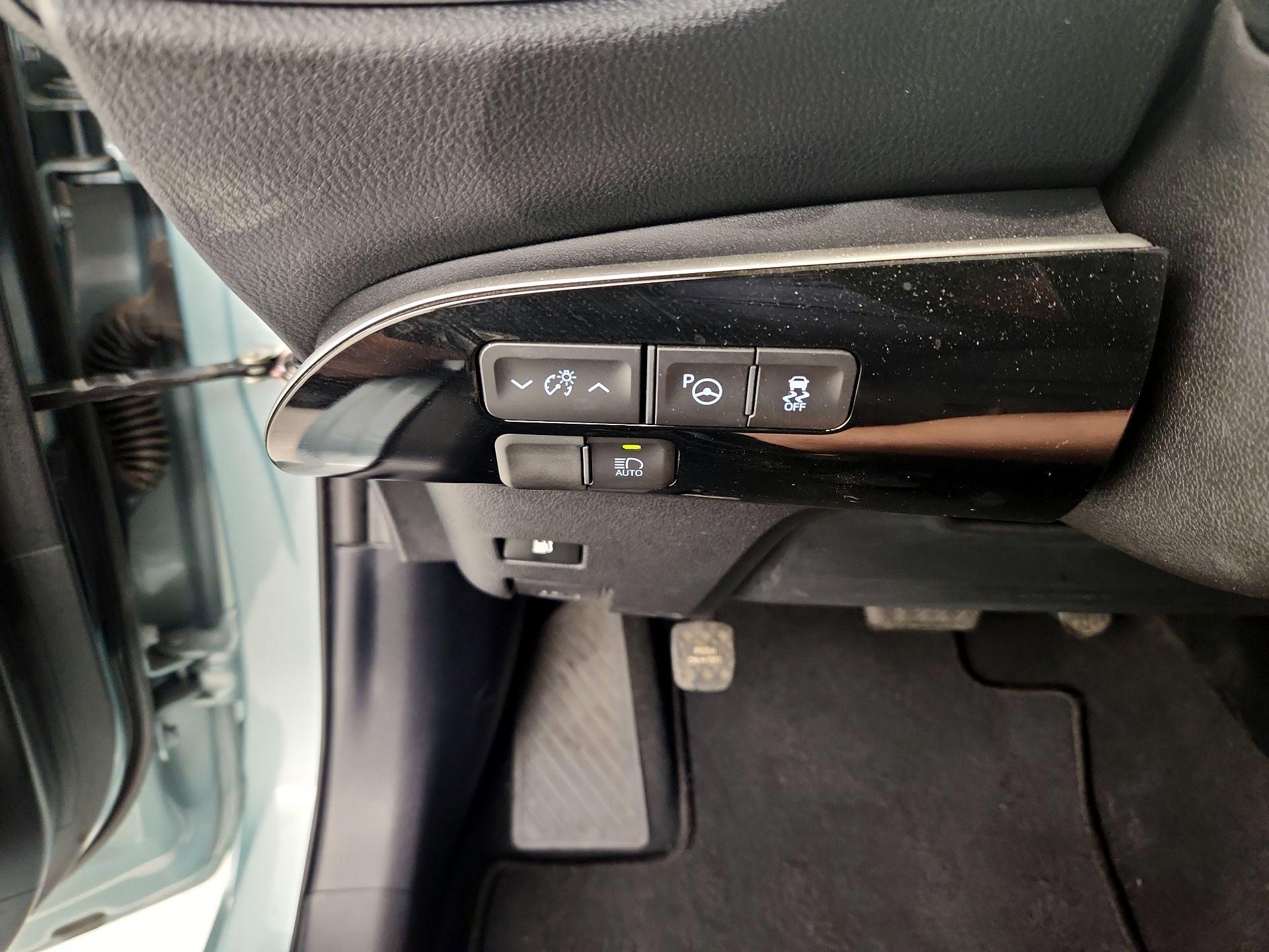 Thumbnail: 2018 Toyota Prius - 13