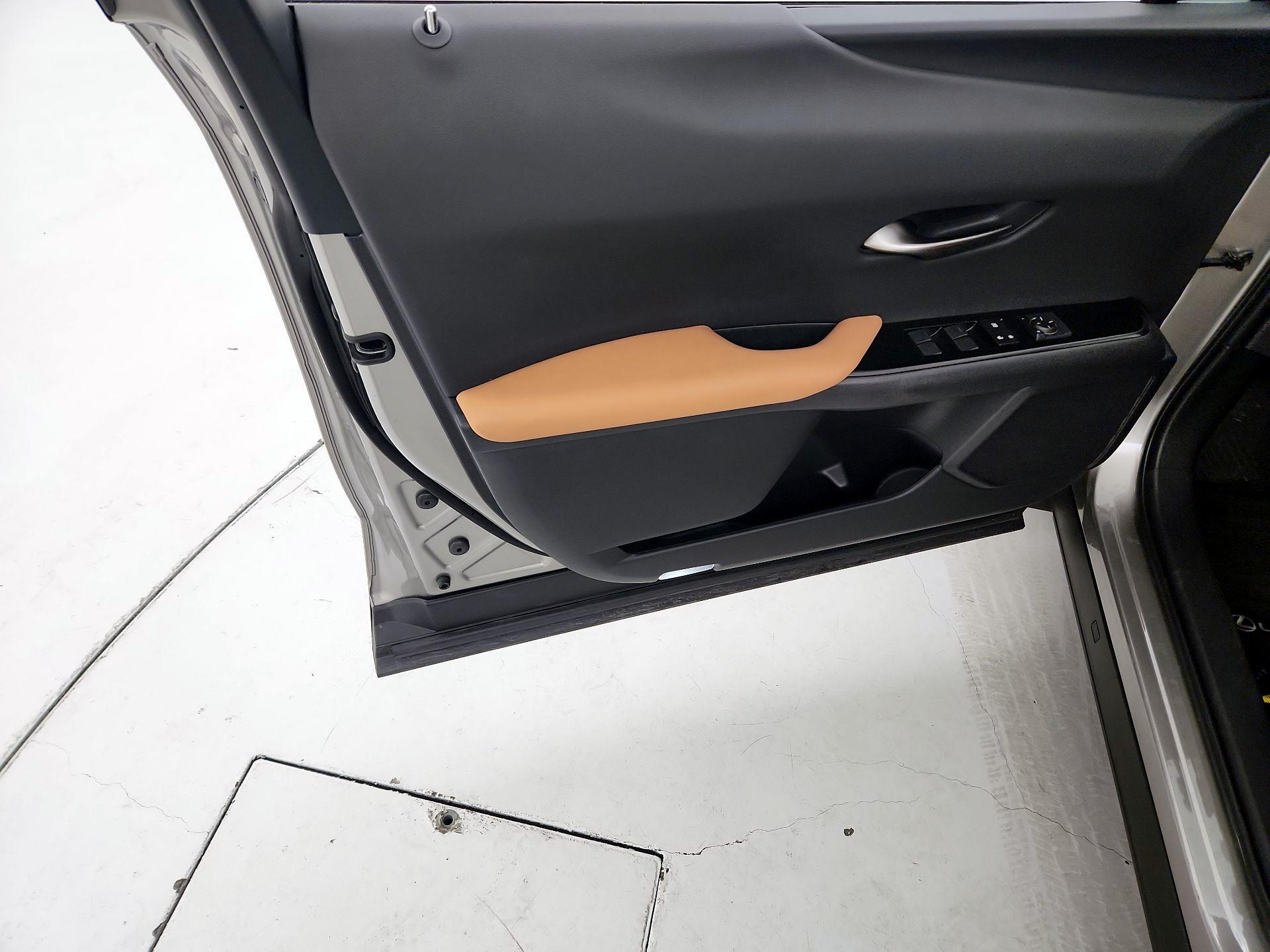 Thumbnail: 2021 Lexus UX - 12