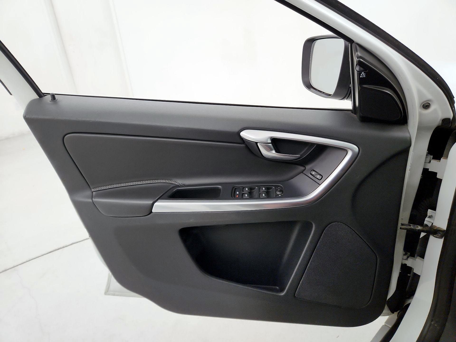 Thumbnail: 2016 Volvo XC60 - 12