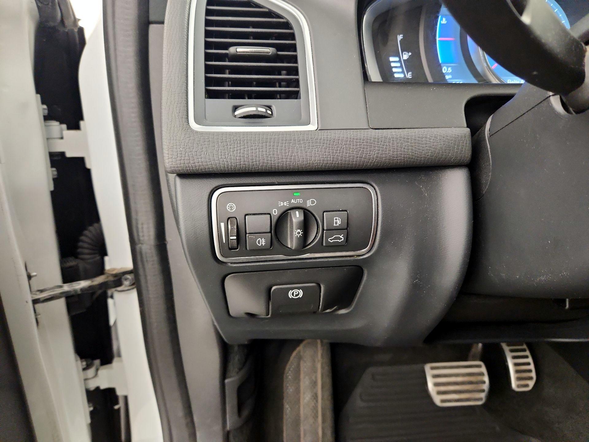 Thumbnail: 2016 Volvo XC60 - 13