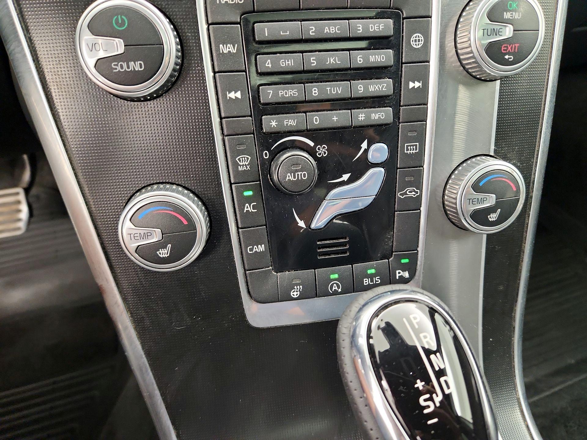 Thumbnail: 2016 Volvo XC60 - 17