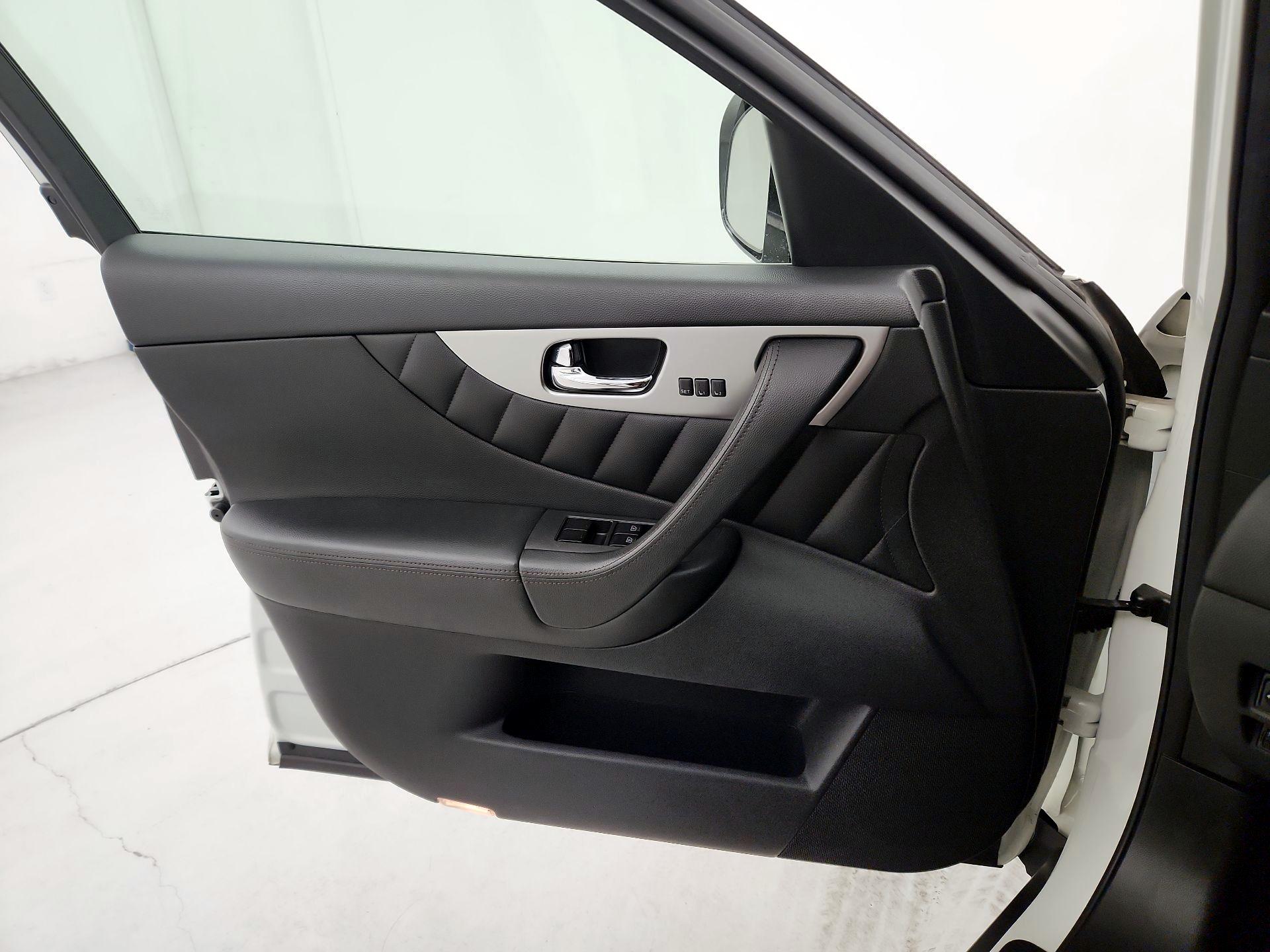 Thumbnail: 2015 INFINITI QX70 - 12