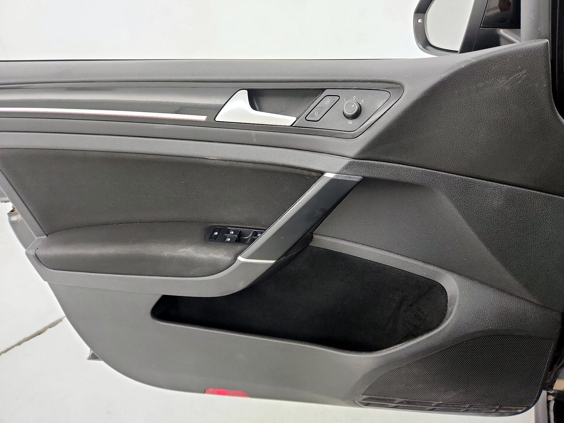 Thumbnail: 2017 Volkswagen Golf - 12