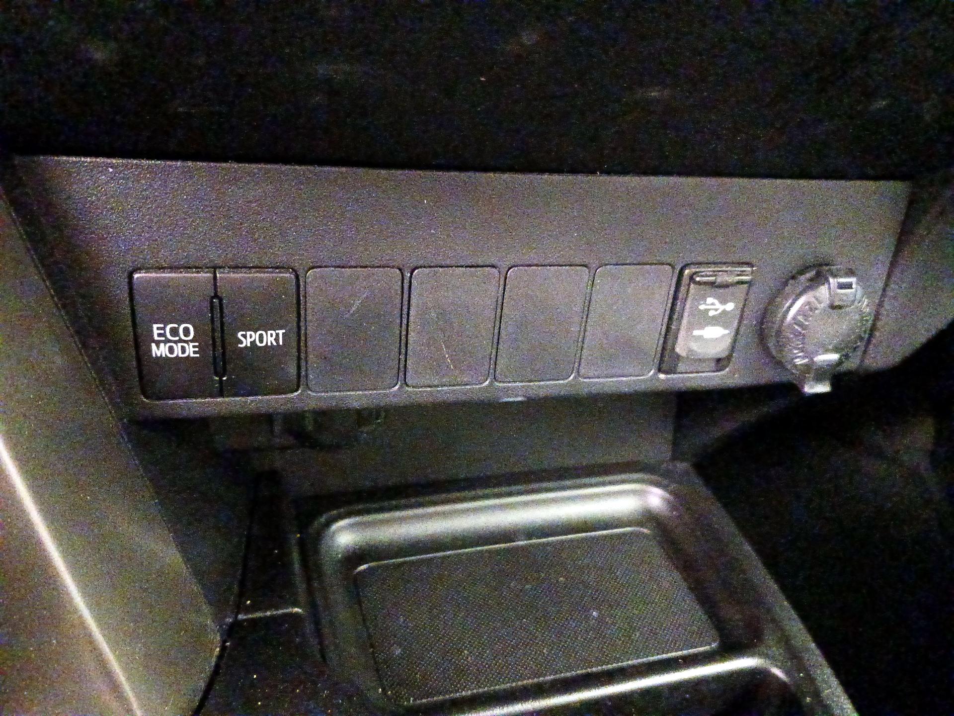 Thumbnail: 2015 Toyota RAV4 - 18