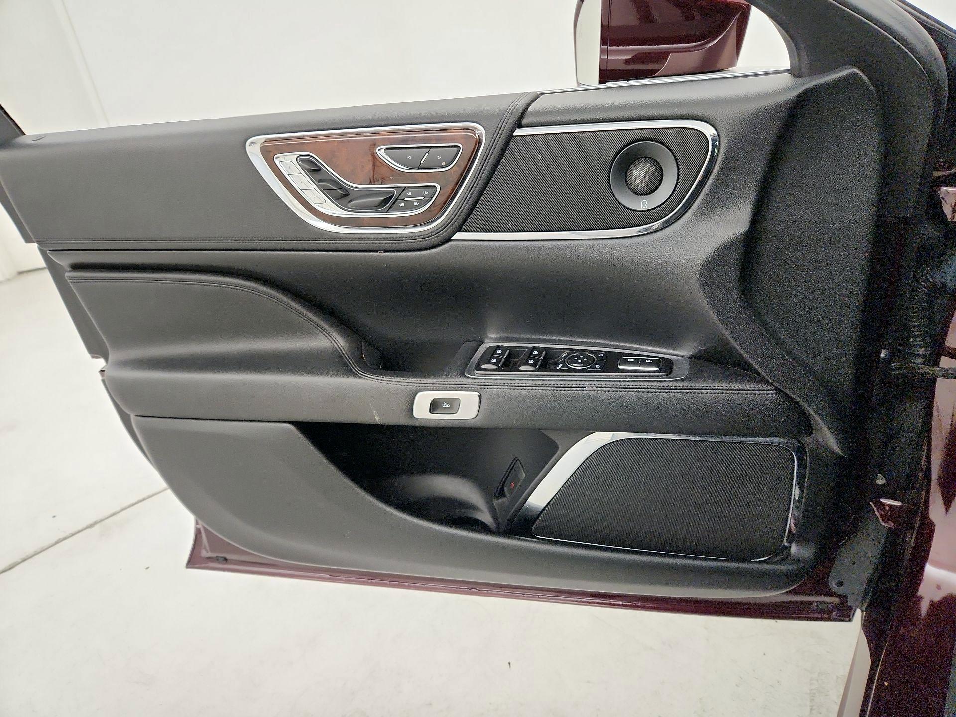 Thumbnail: 2017 Lincoln Continental - 12