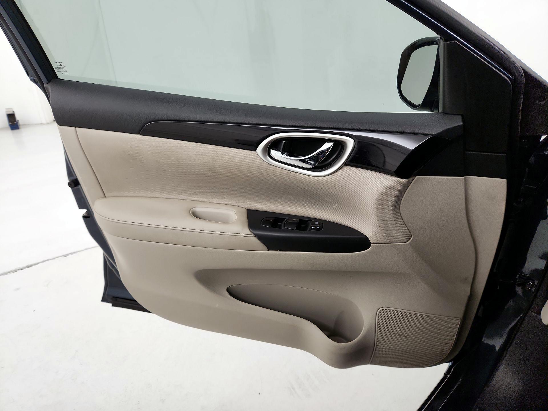 Thumbnail: 2016 Nissan Sentra - 12