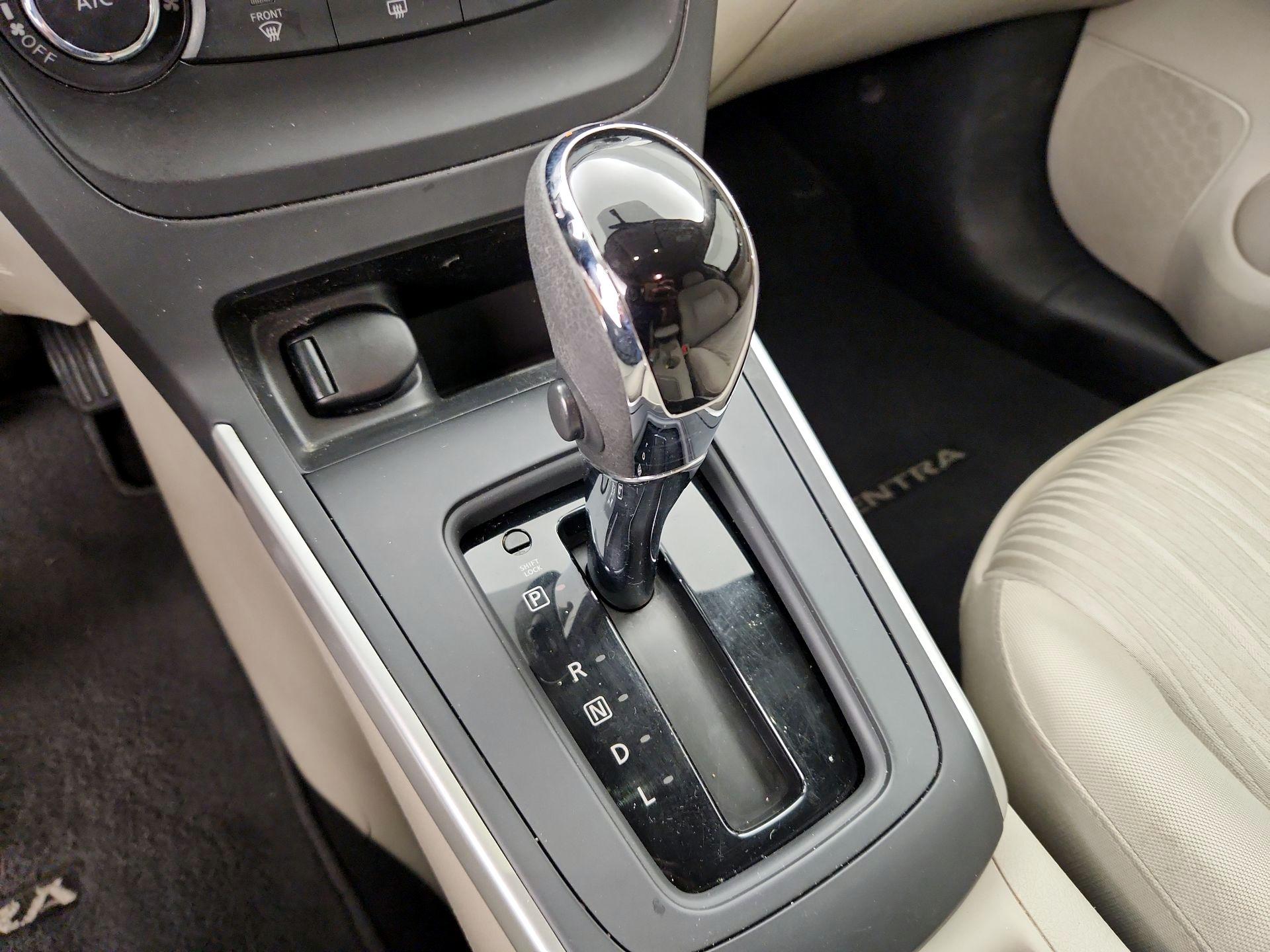 Thumbnail: 2016 Nissan Sentra - 17