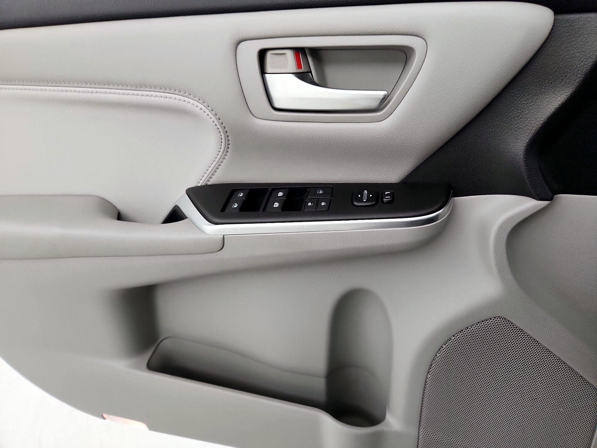 Thumbnail: 2016 Toyota Camry - 12