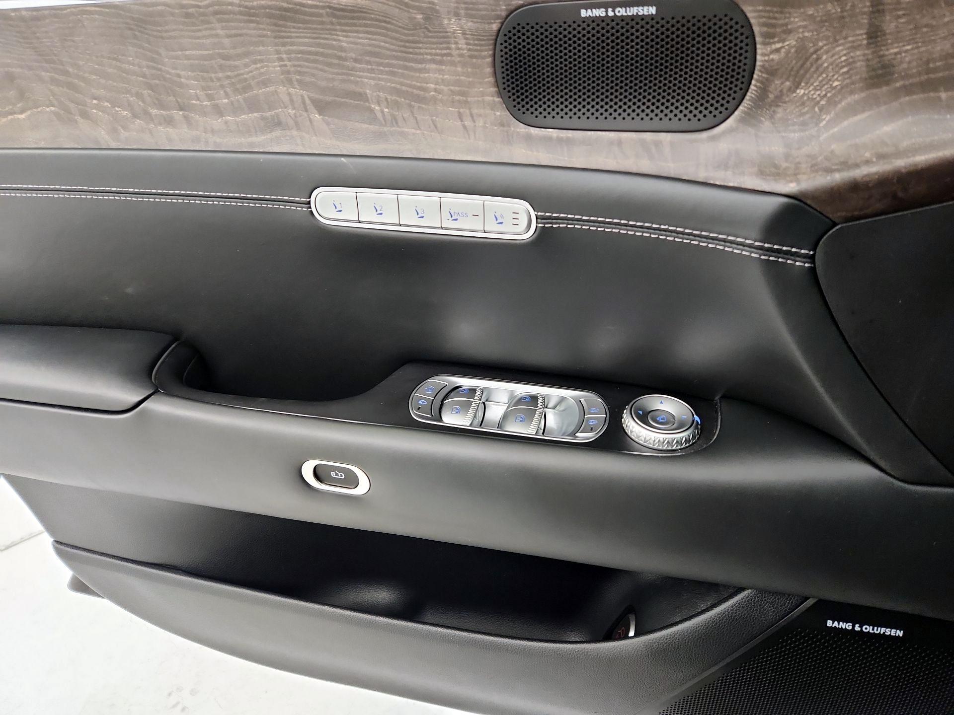 Thumbnail: 2023 Genesis G90 - 12