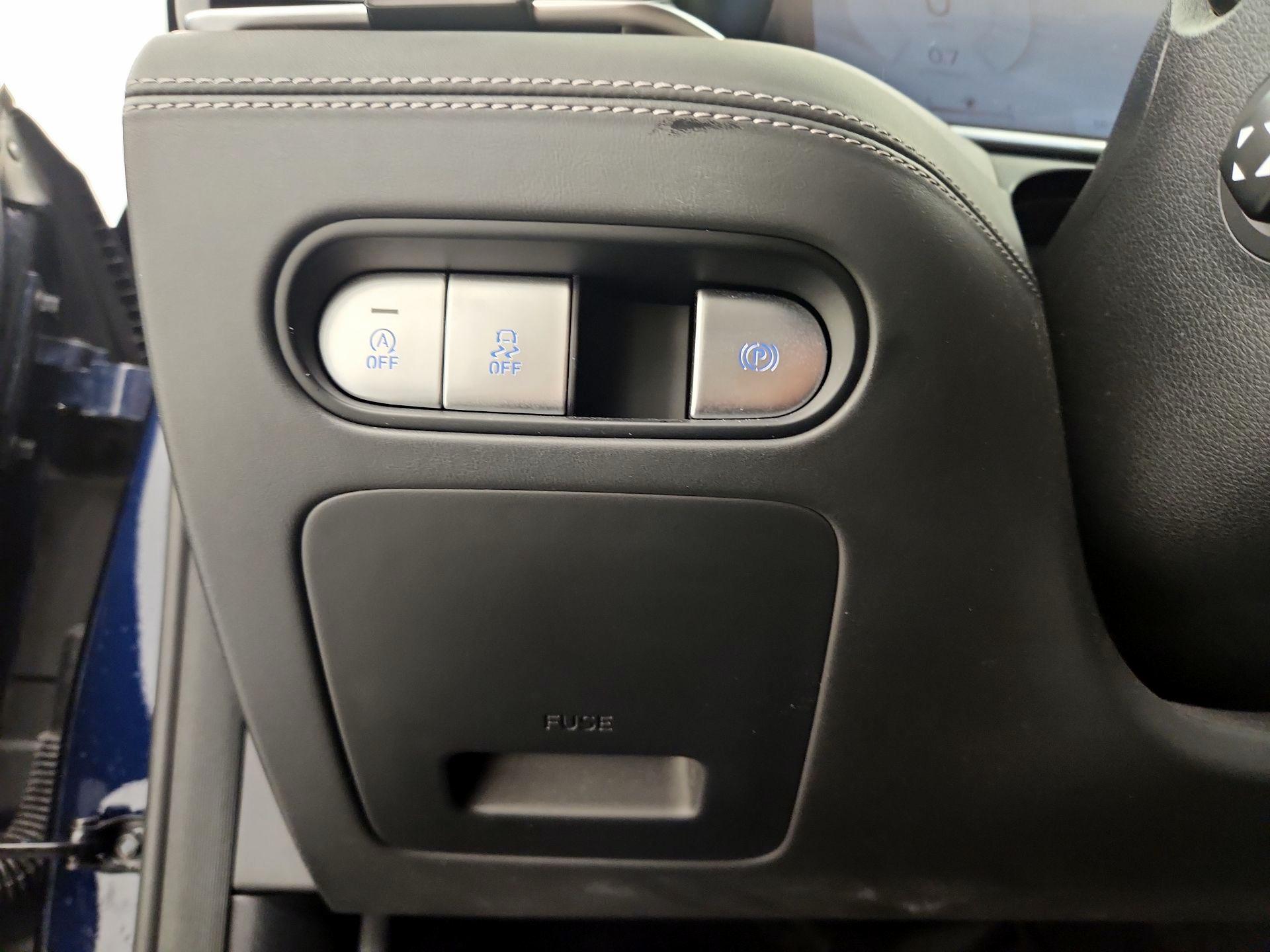 Thumbnail: 2023 Genesis G90 - 13