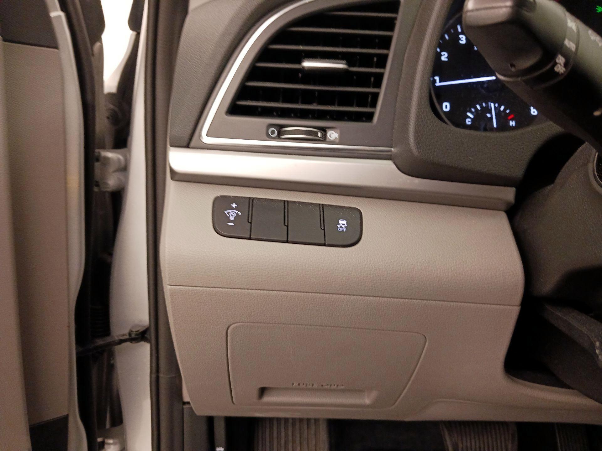 Thumbnail: 2017 Hyundai Elantra - 13