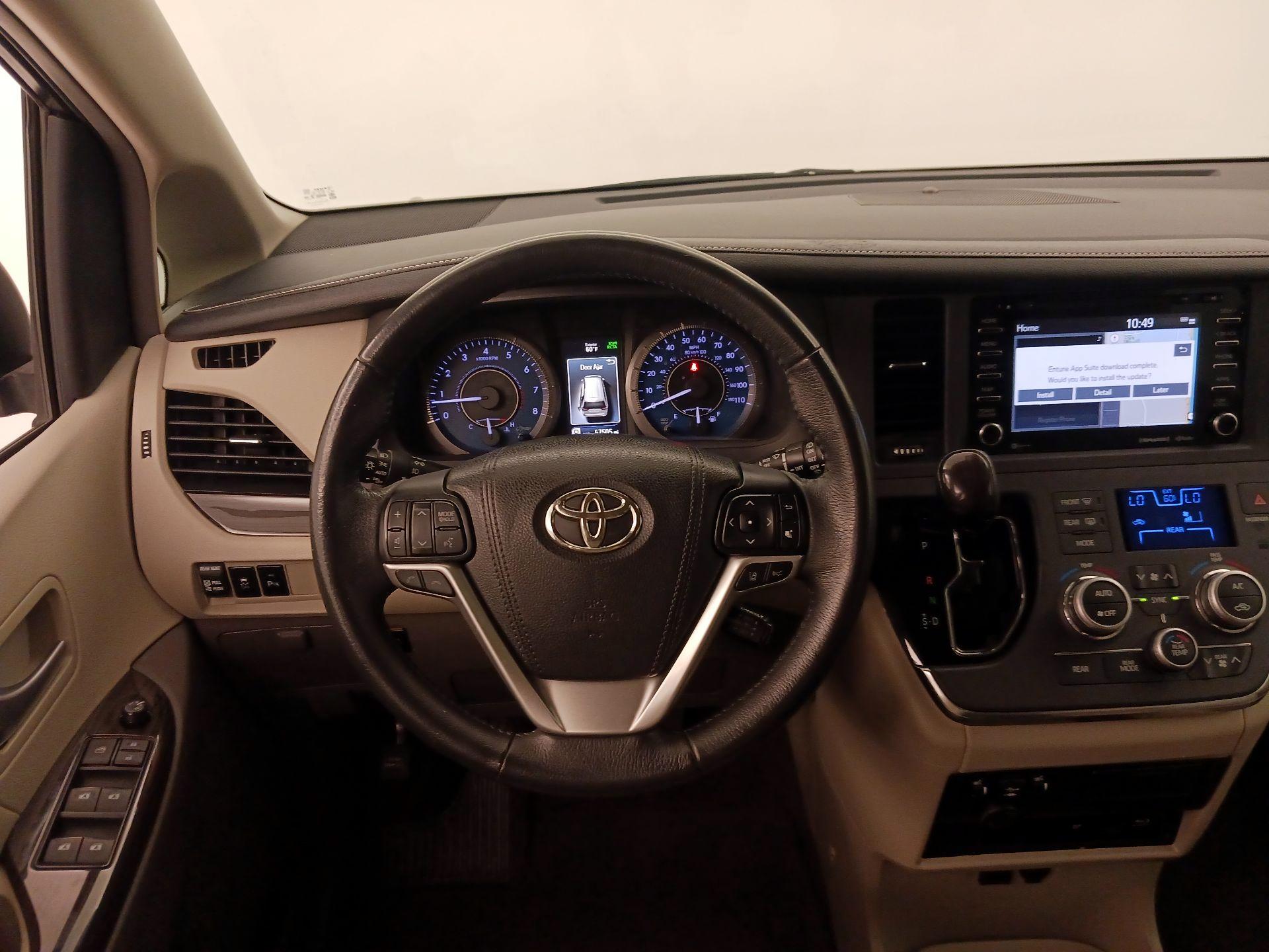 Thumbnail: 2018 Toyota Sienna - 10