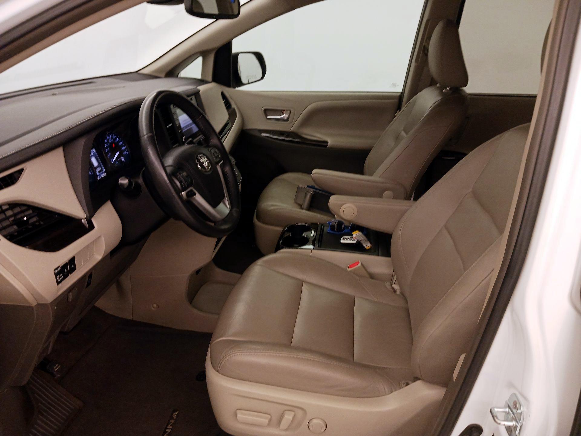 Thumbnail: 2018 Toyota Sienna - 11