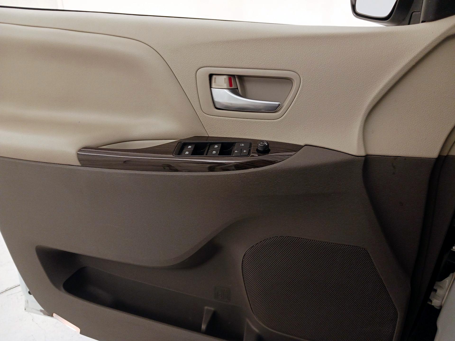 Thumbnail: 2018 Toyota Sienna - 12